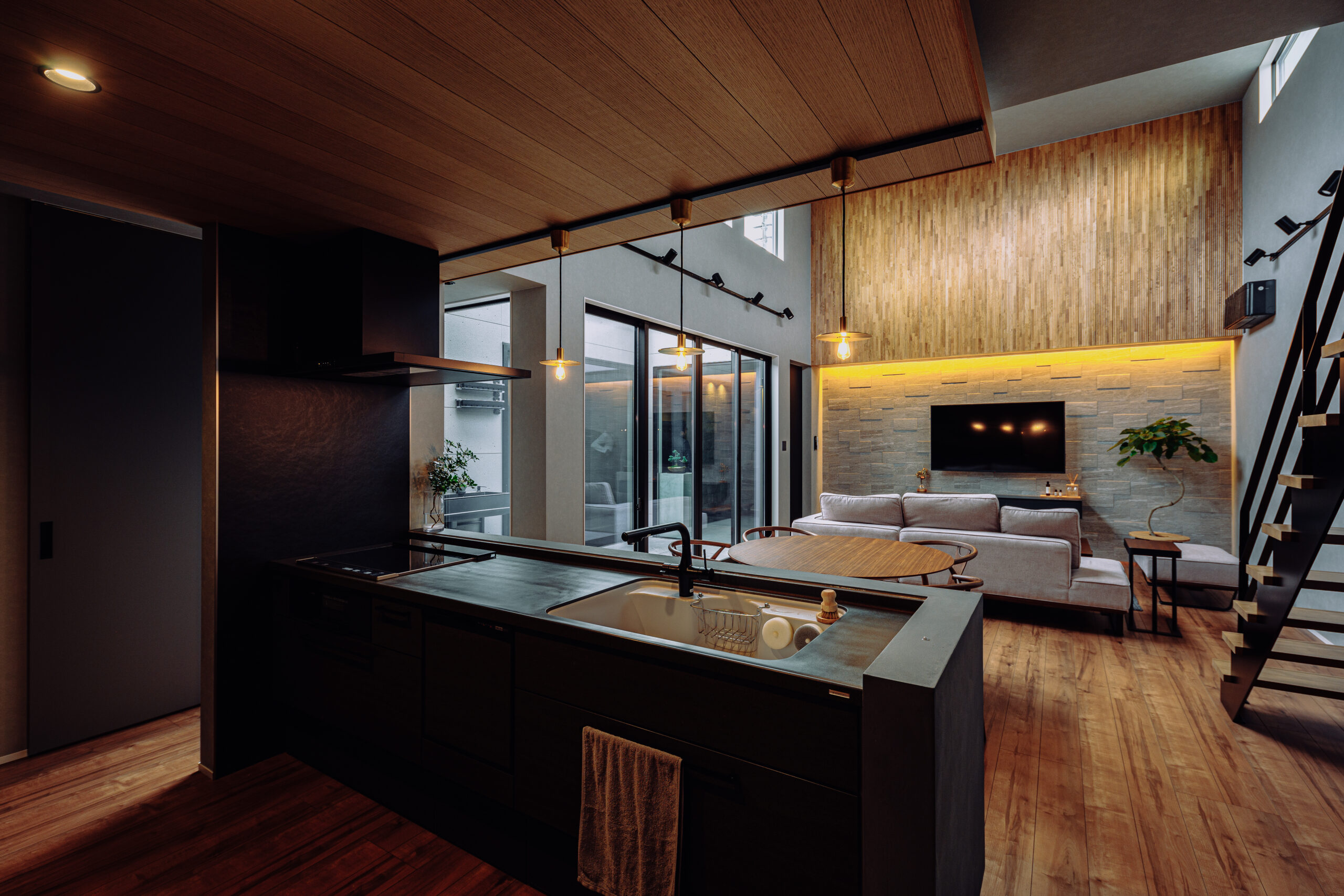 開放感のある、三色メインのスタイリッシュな空間