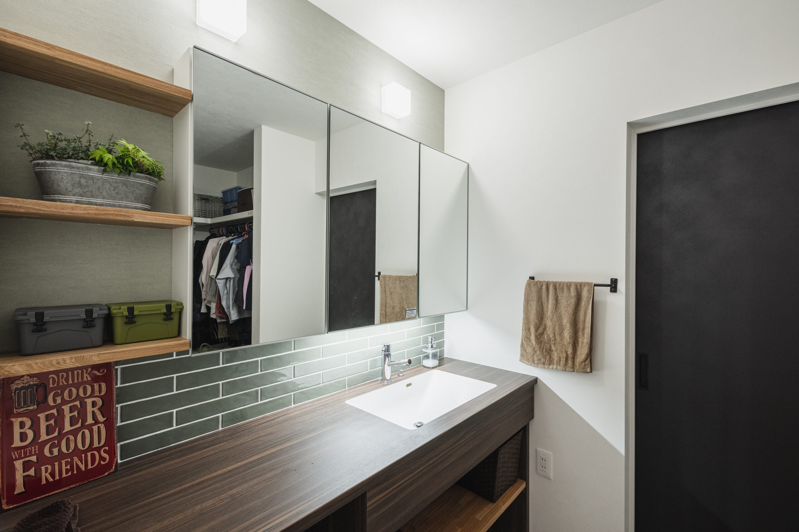 スタイリッシュモダン勾配天井片流れの平屋