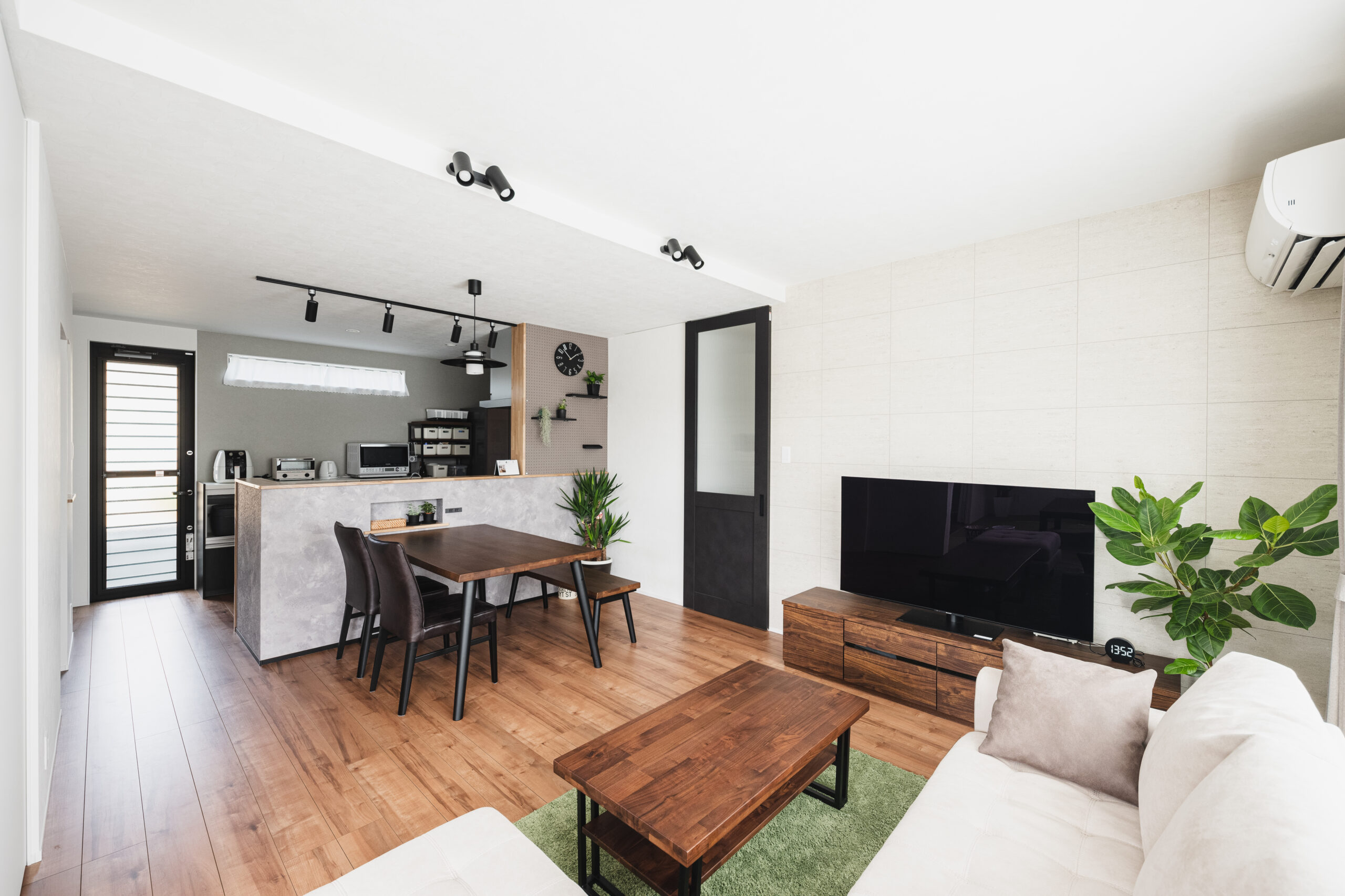 明るさと開放感が調和したリビング空間