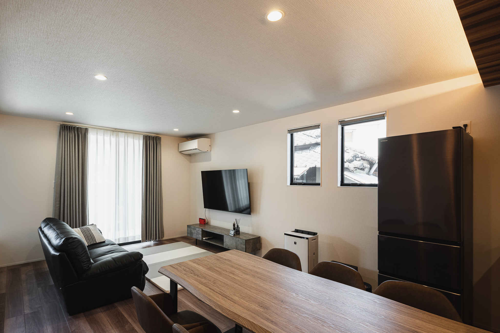 二色の調和で彩るモダン二階建て