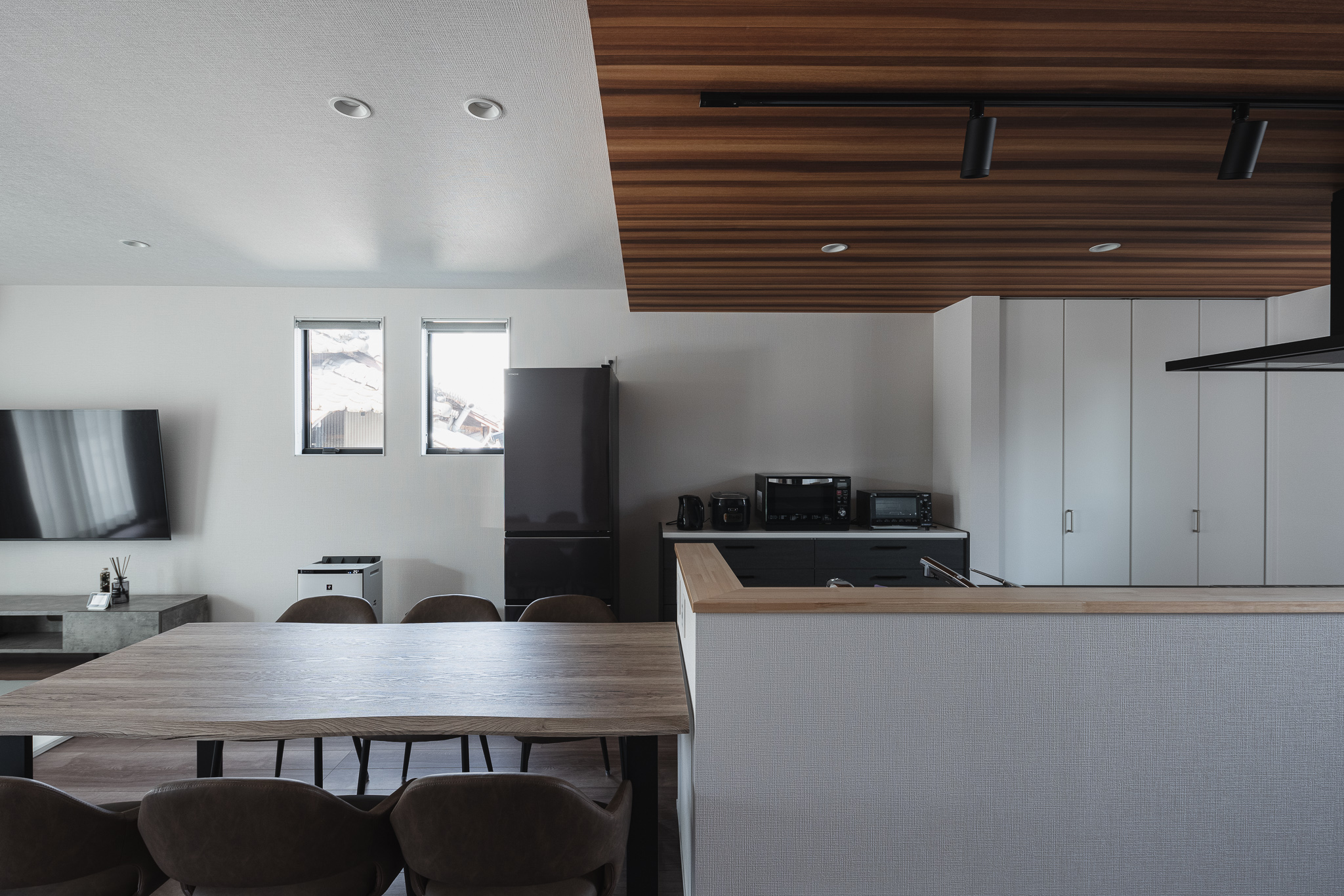 二色の調和で彩るモダン二階建て