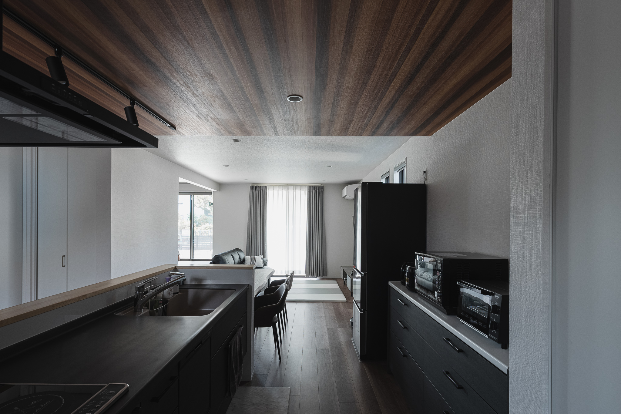 二色の調和で彩るモダン二階建て