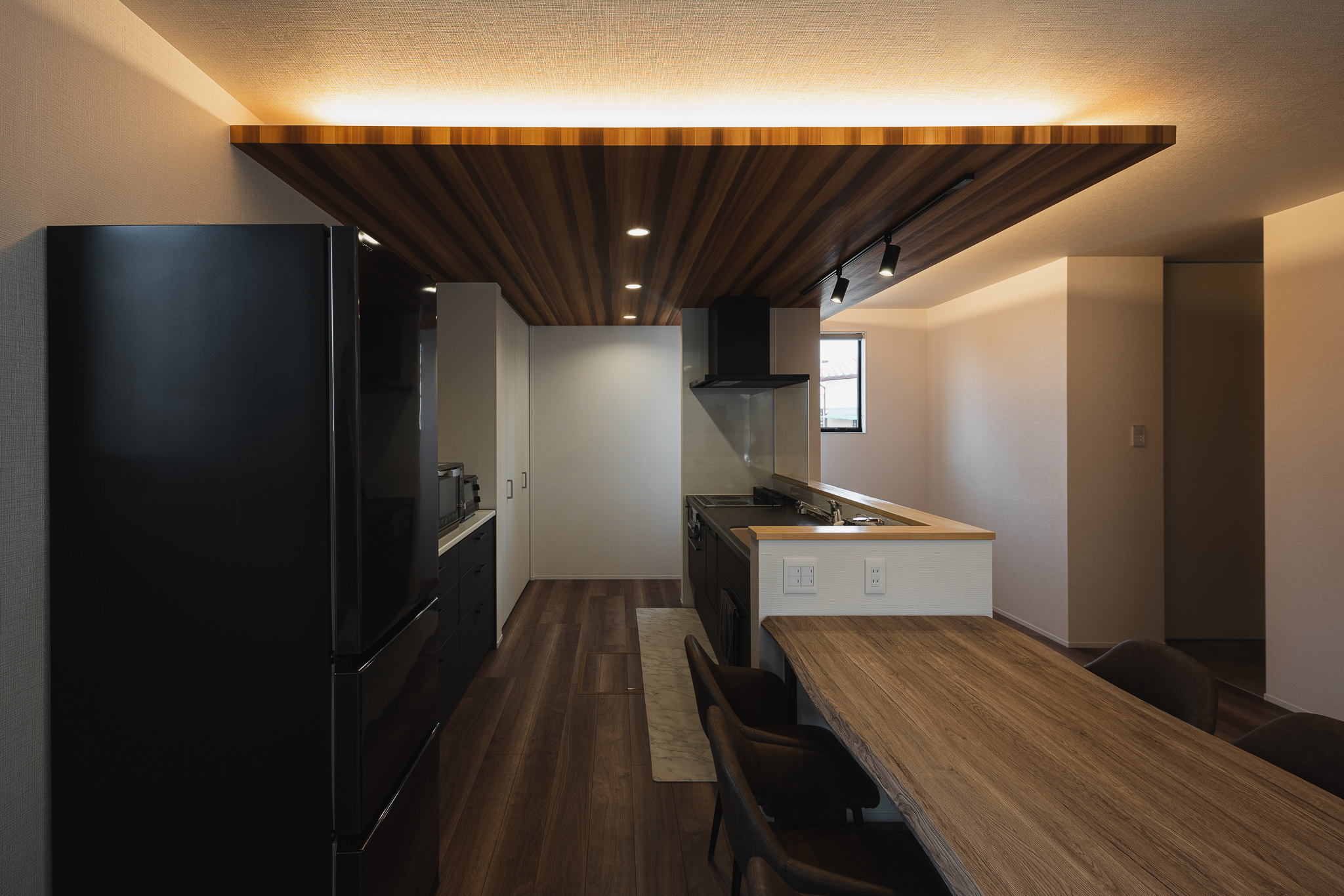 二色の調和で彩るモダン二階建て