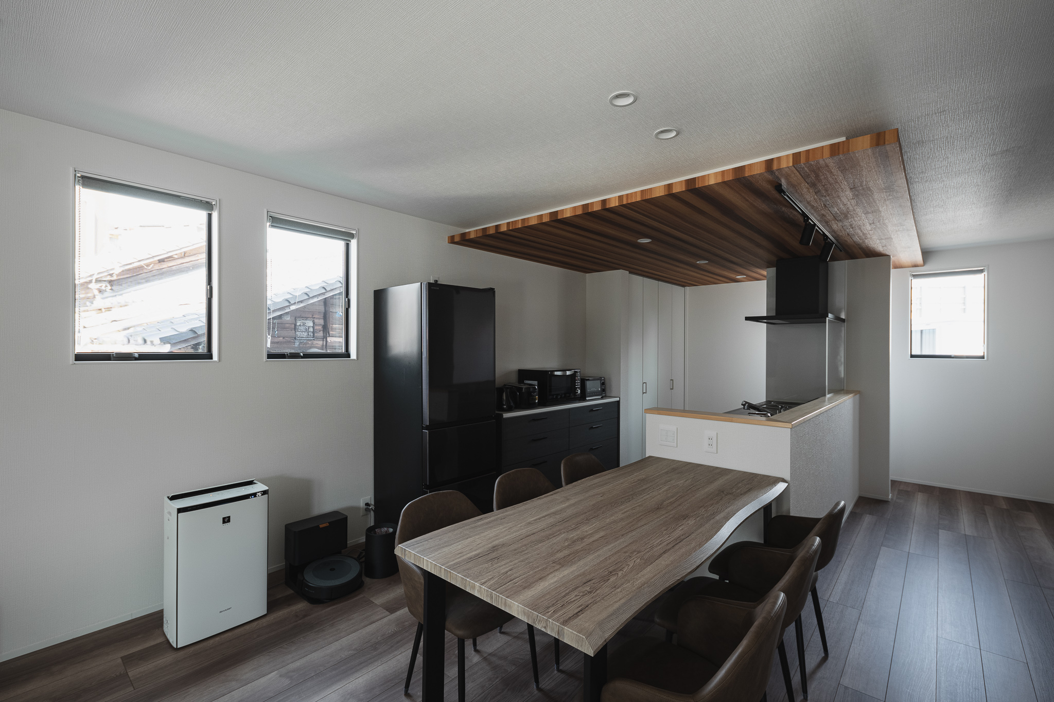 二色の調和で彩るモダン二階建て