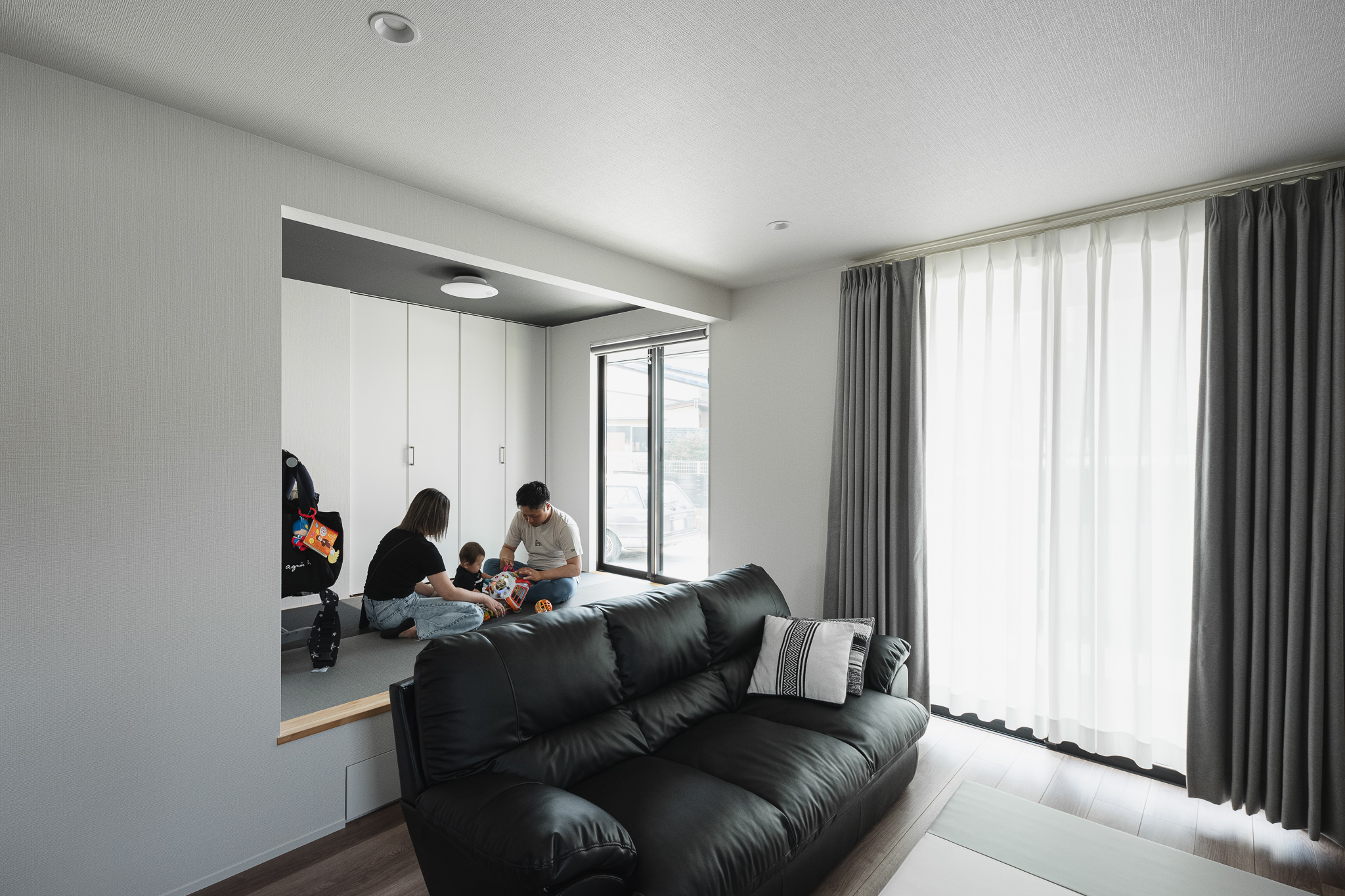 二色の調和で彩るモダン二階建て