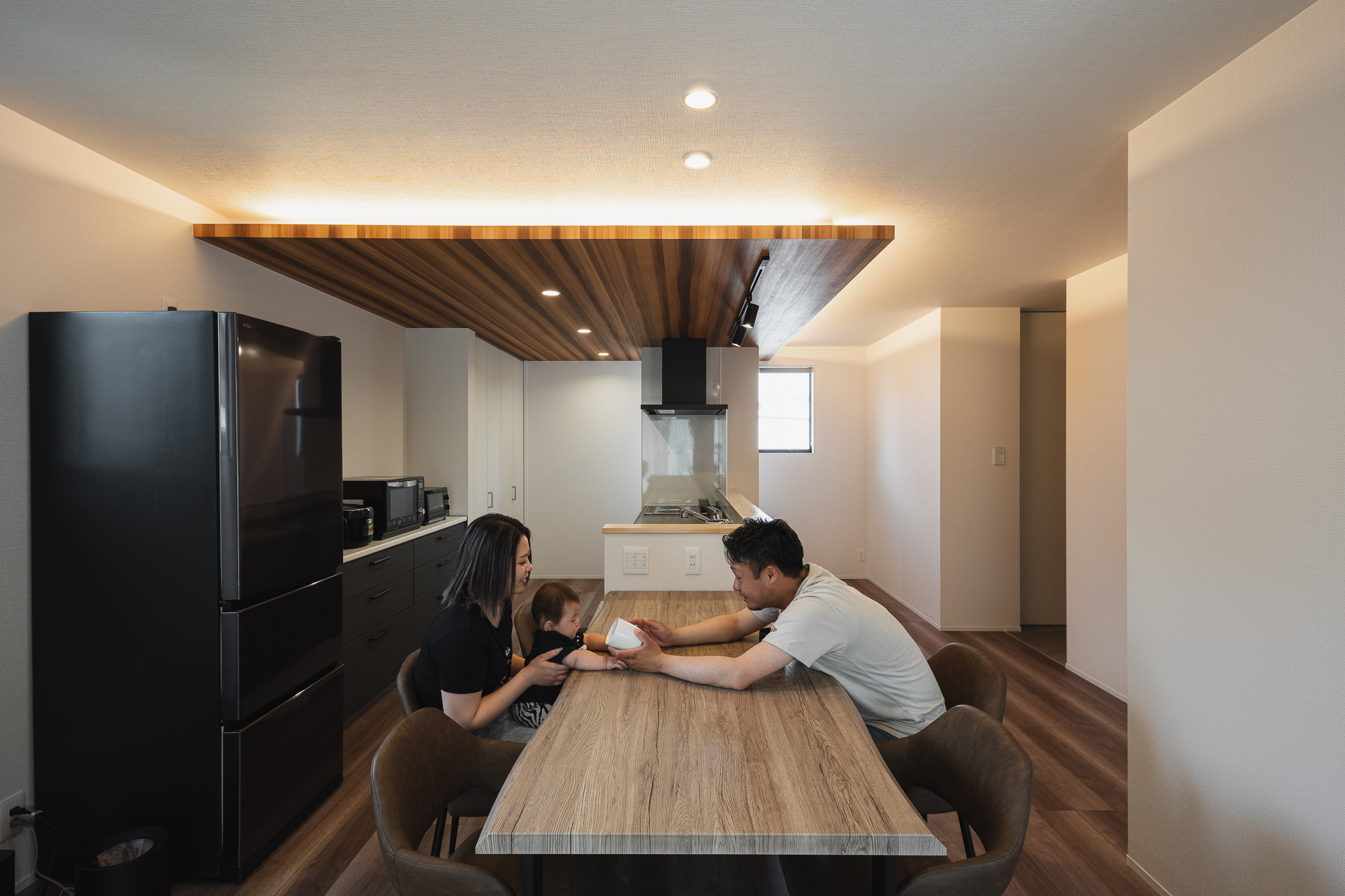 二色の調和で彩るモダン二階建て