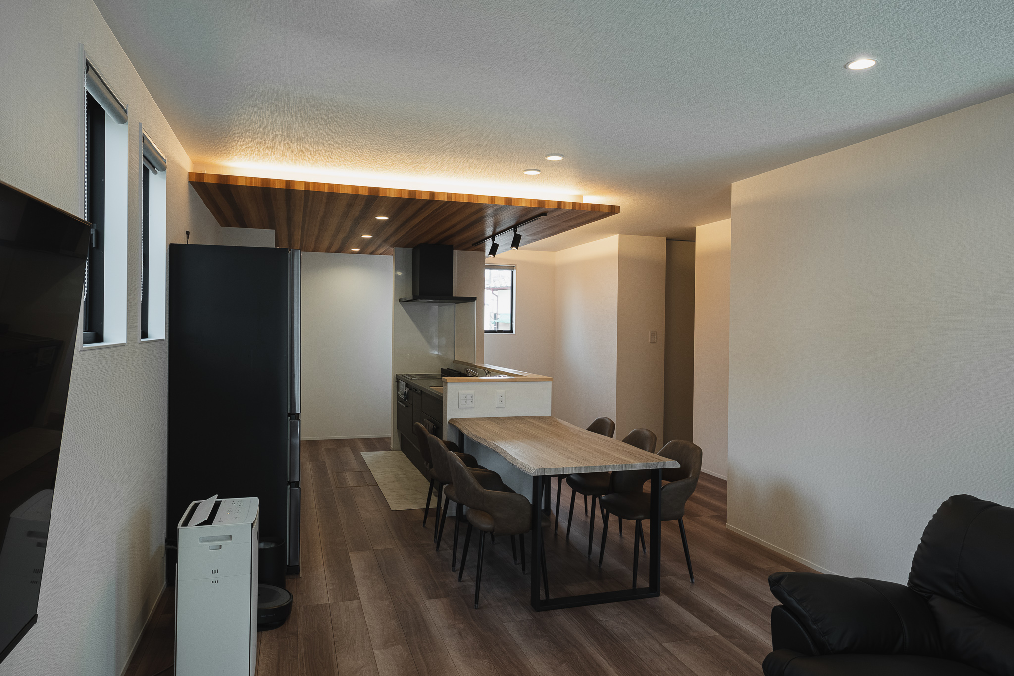 二色の調和で彩るモダン二階建て