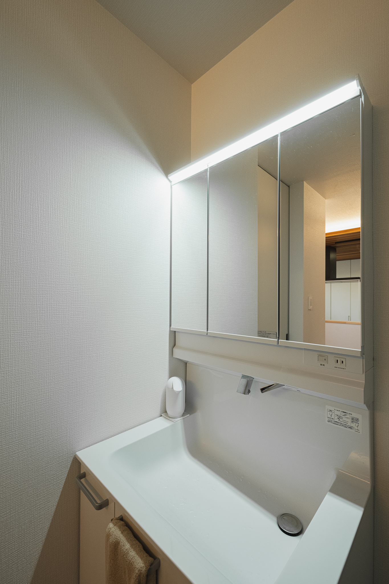 二色の調和で彩るモダン二階建て