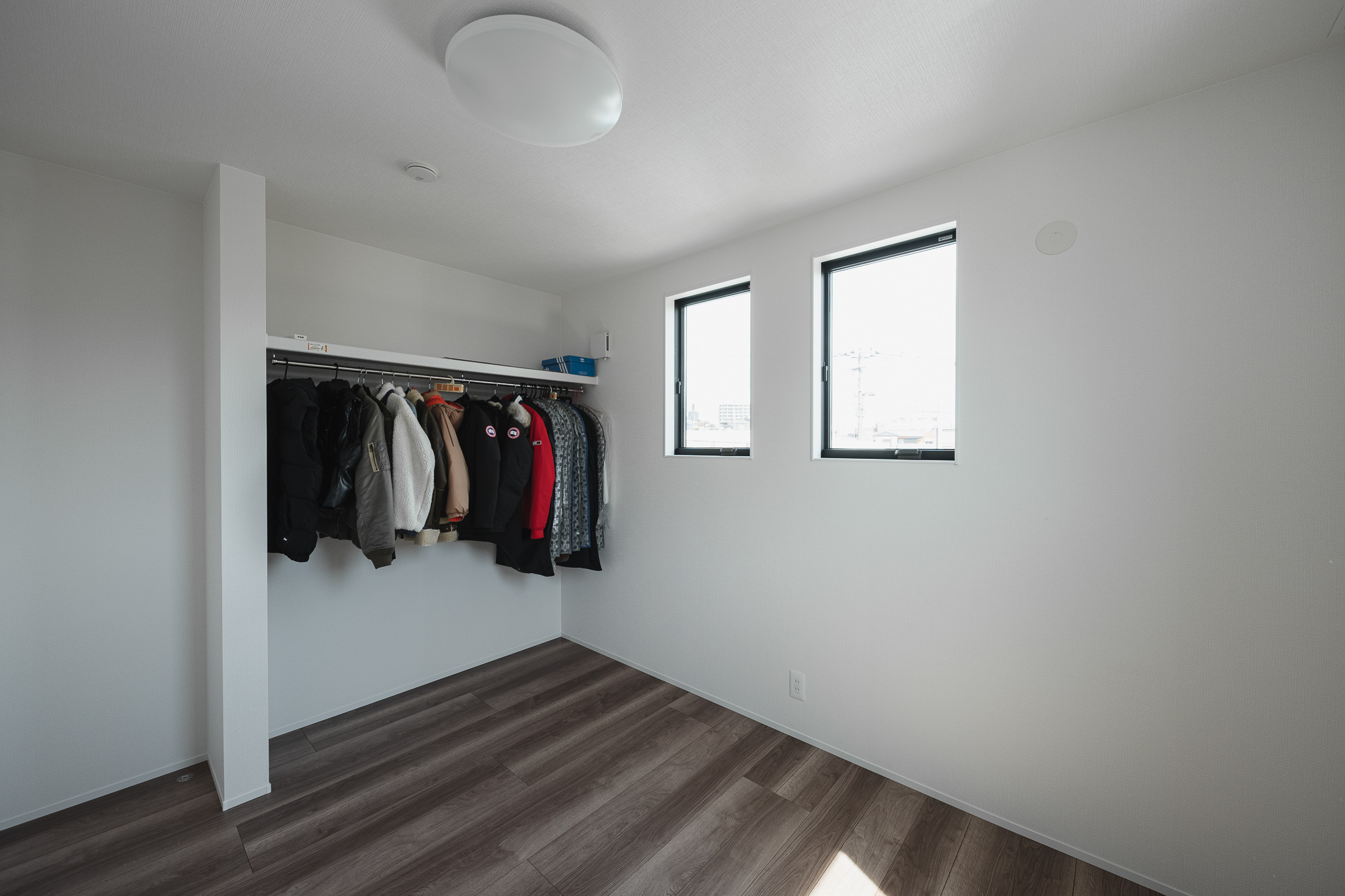 二色の調和で彩るモダン二階建て