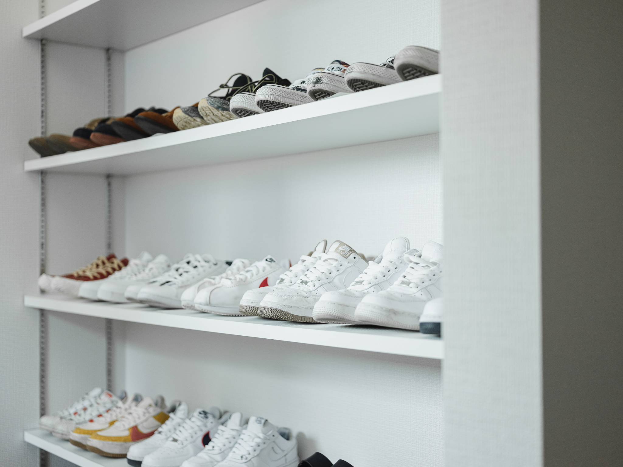 二色の調和で彩るモダン二階建て