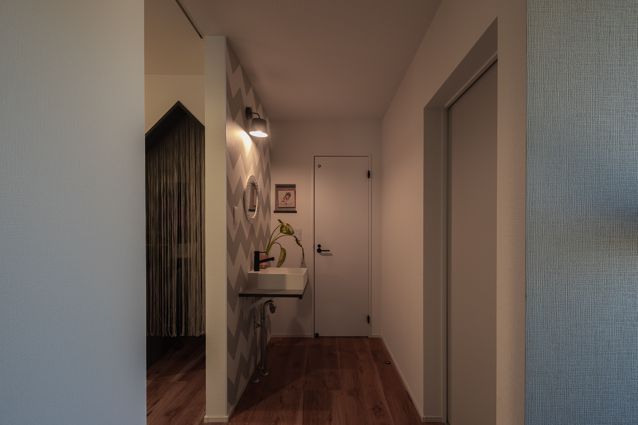 スタイリッシュモダン勾配天井片流れの平屋