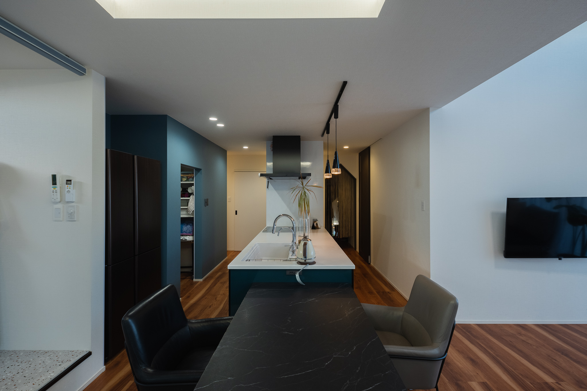 レッドシダーの勾配天井が魅せる、スタイリッシュモダンな住まい