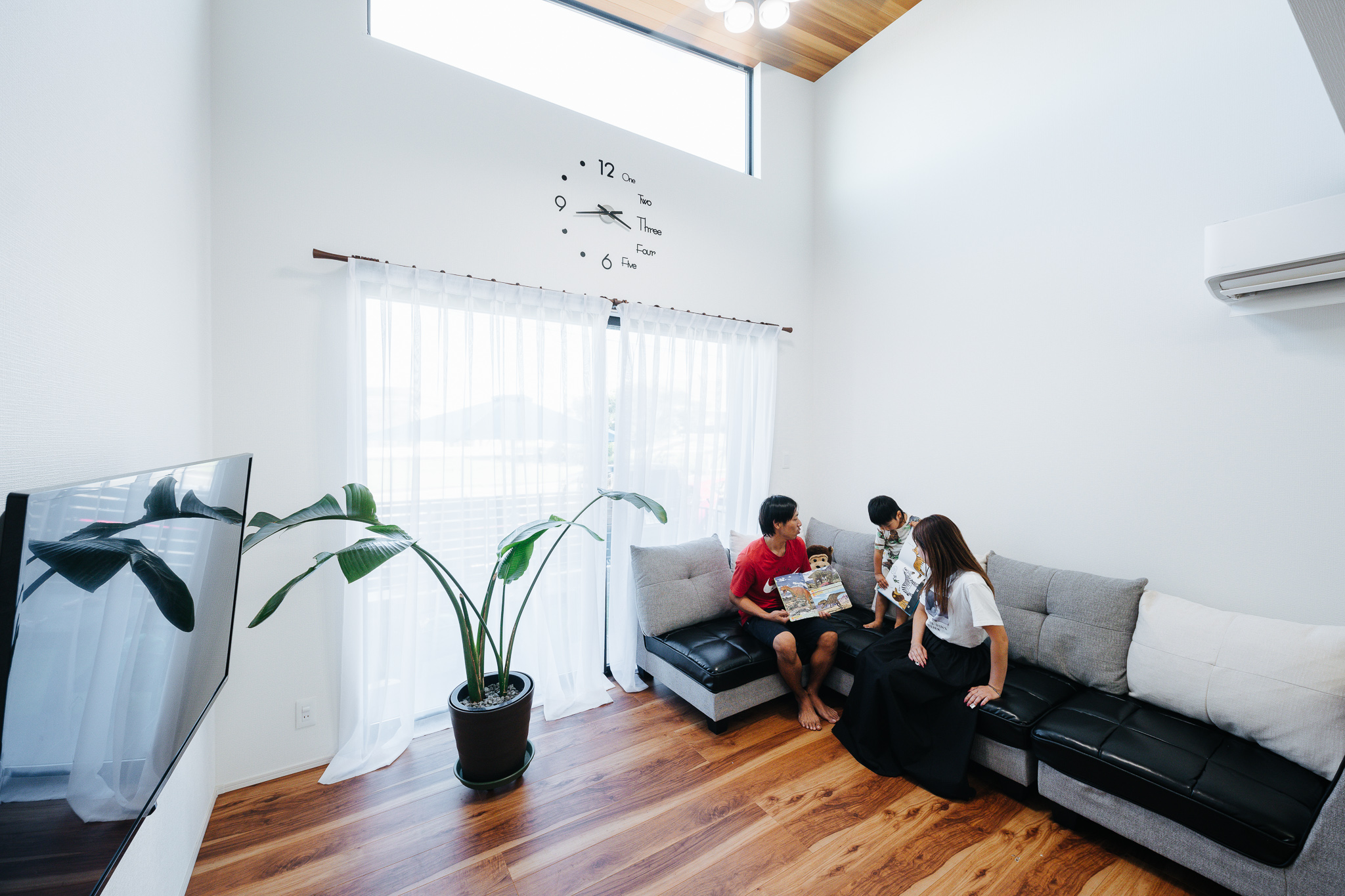 スタイリッシュモダン勾配天井片流れの平屋