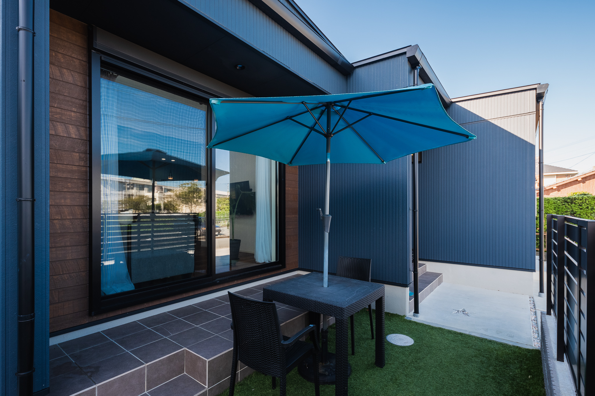 スタイリッシュモダン勾配天井片流れの平屋