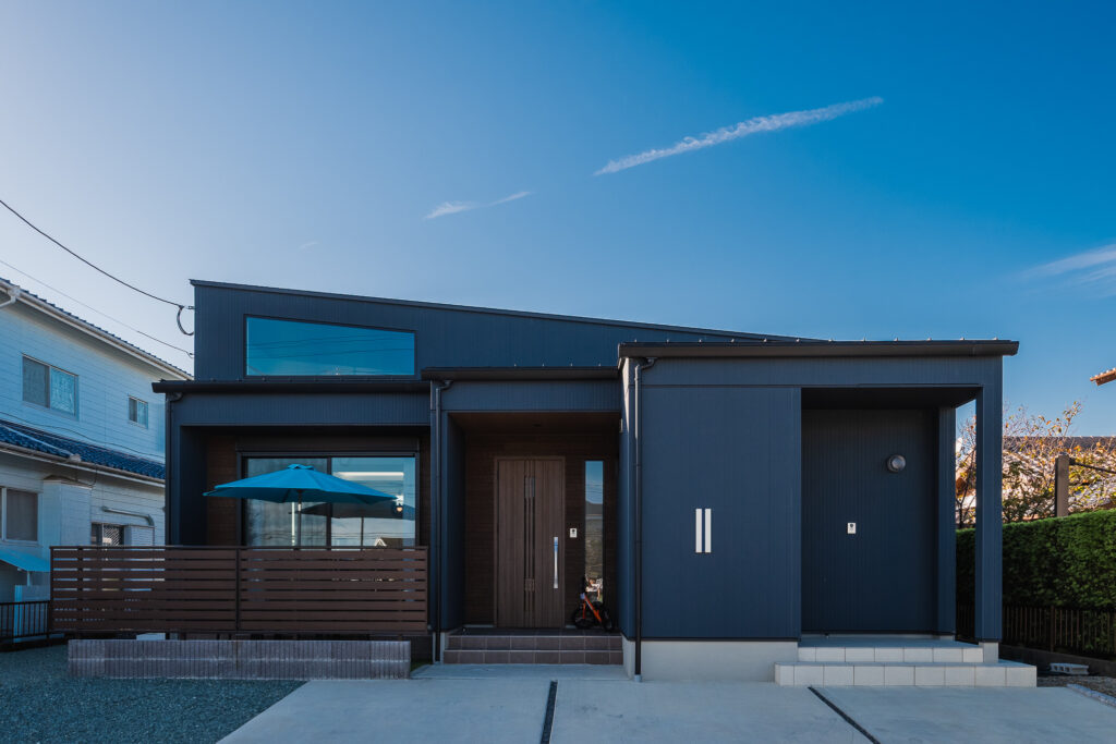 スタイリッシュモダン勾配天井片流れの平屋