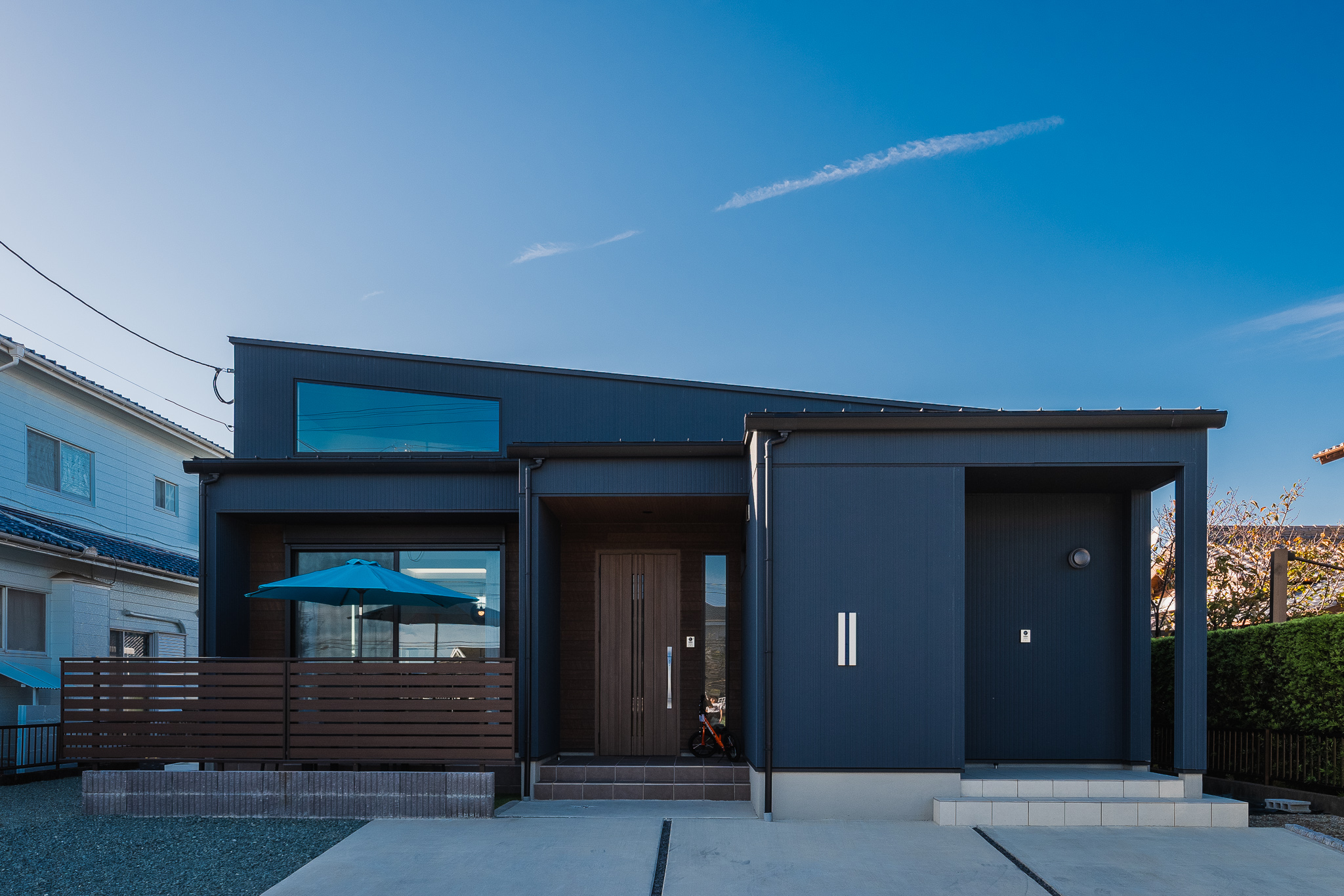 スタイリッシュモダン勾配天井片流れの平屋