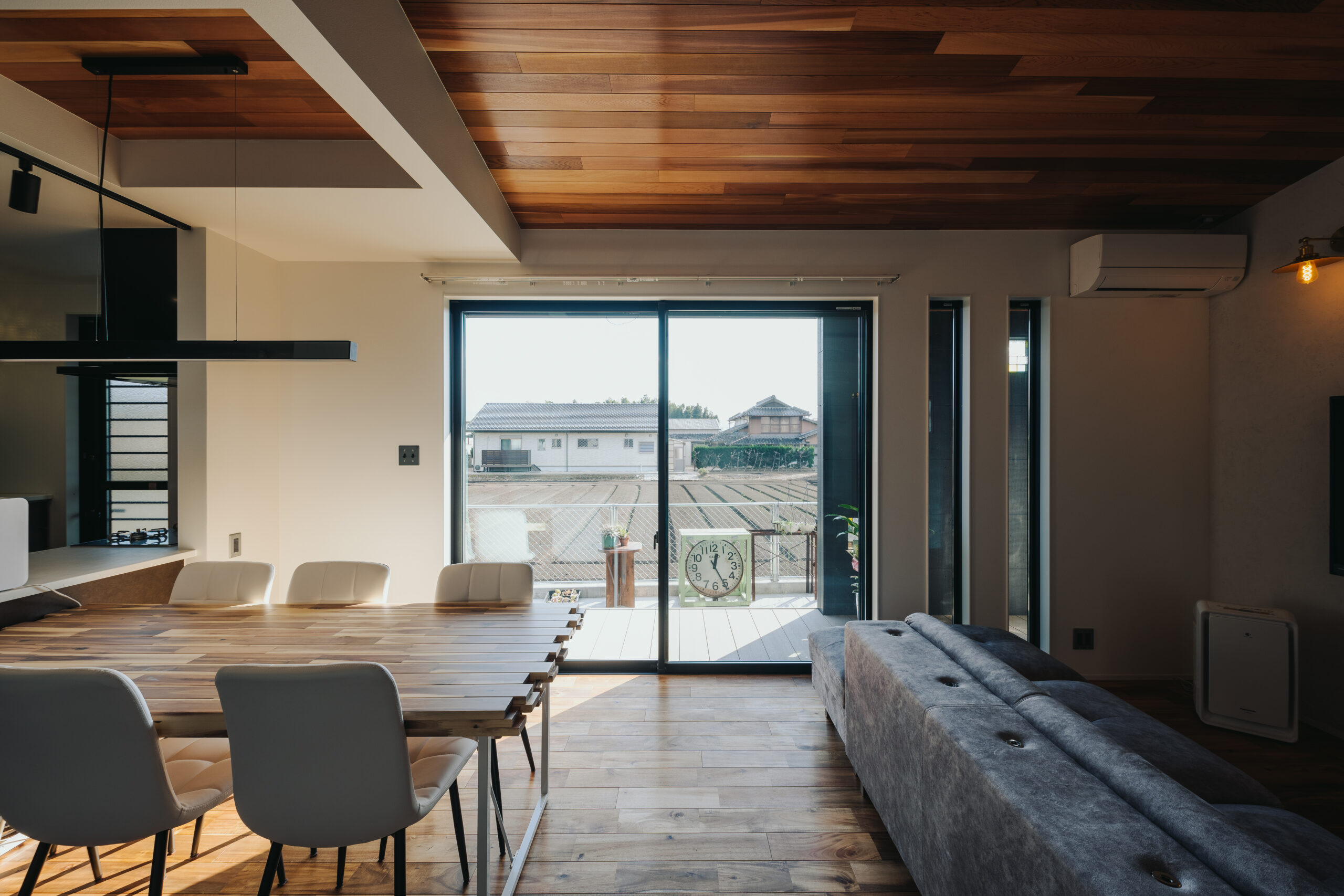 SOLIDOを用いた、外観から魅せるコンパクトなデザイナーズ平屋