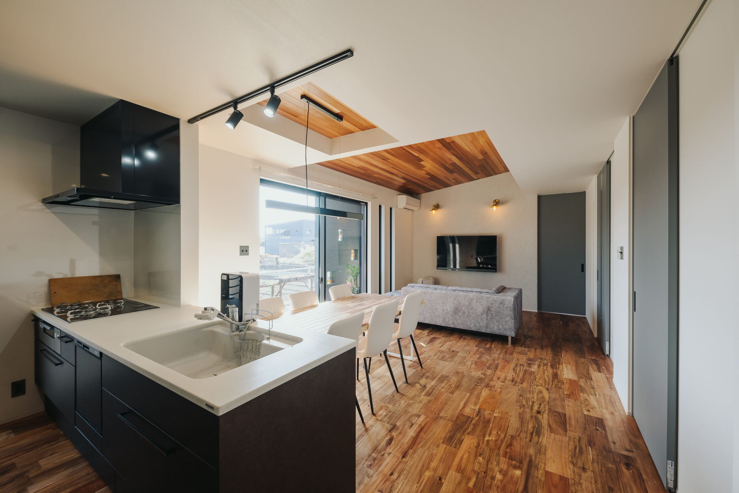 SOLIDOを用いた、外観から魅せるコンパクトなデザイナーズ平屋