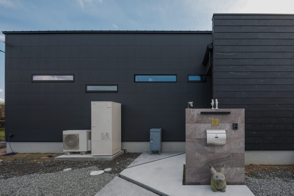 SOLIDOを用いた、外観から魅せるコンパクトなデザイナーズ平屋