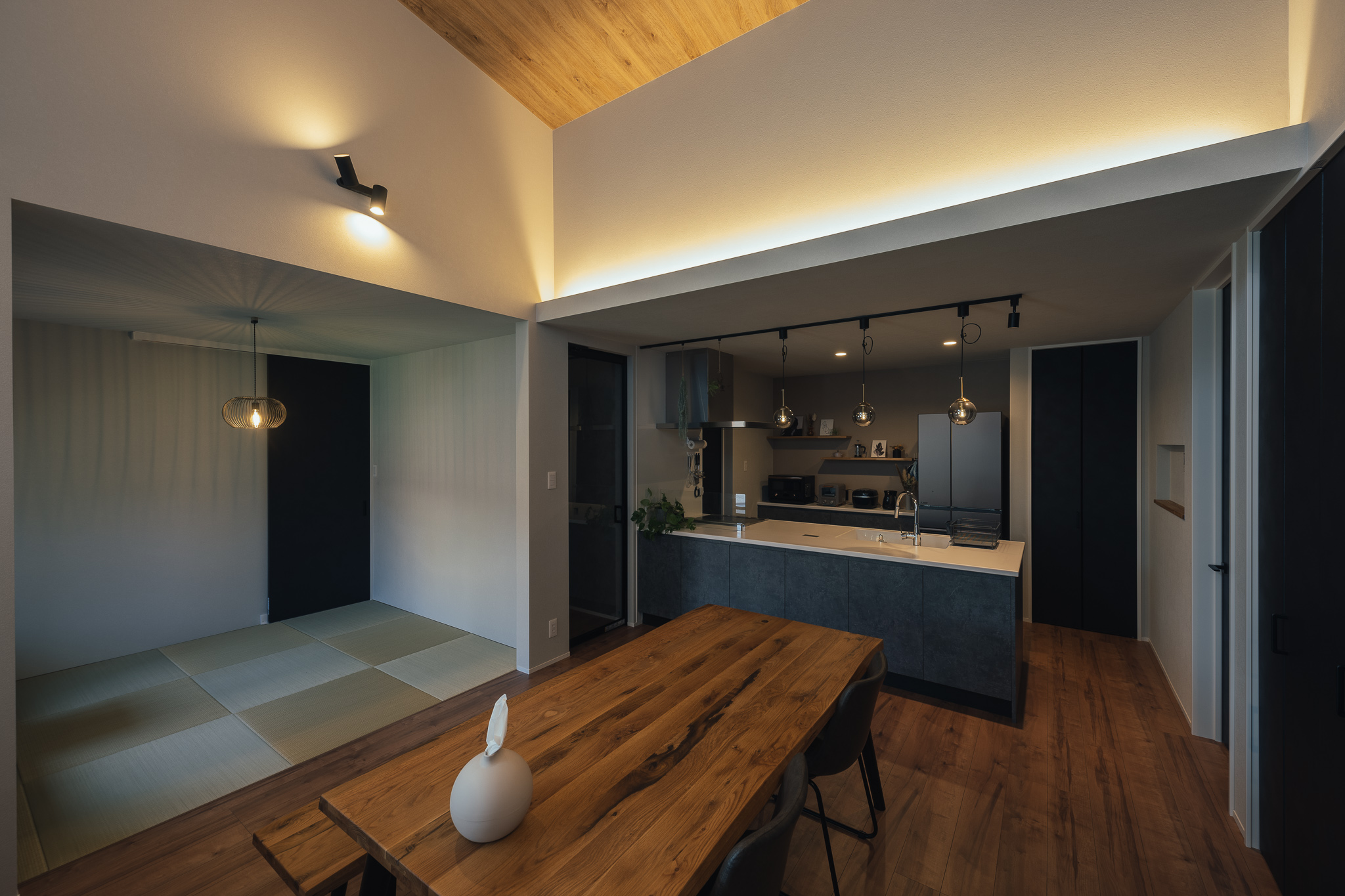 家具・収納・外構、全てが繋がる美しい中庭のある平屋