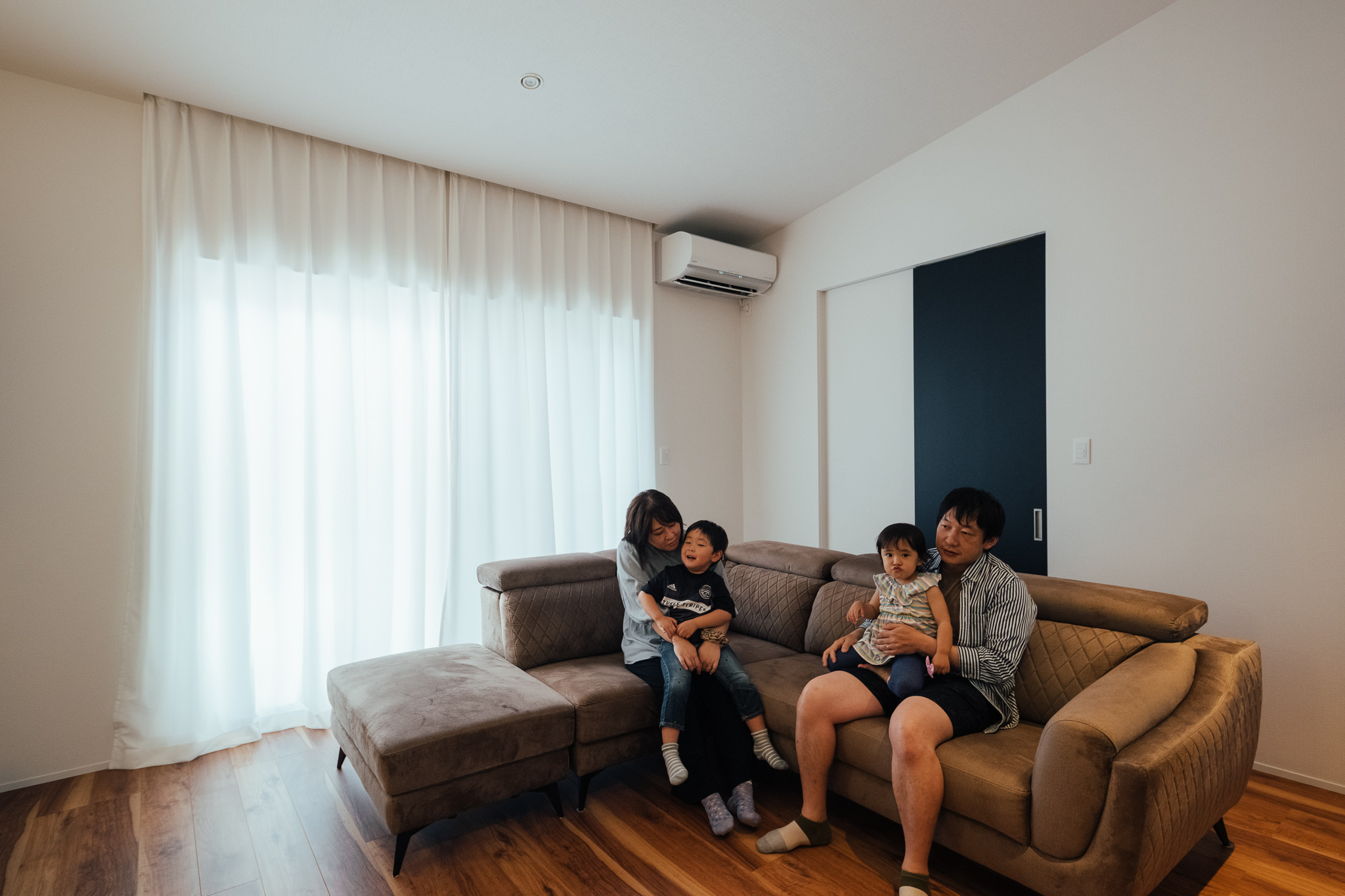 勾配天井が織りなす開放的な空間。プライベート空間を確保した中庭。