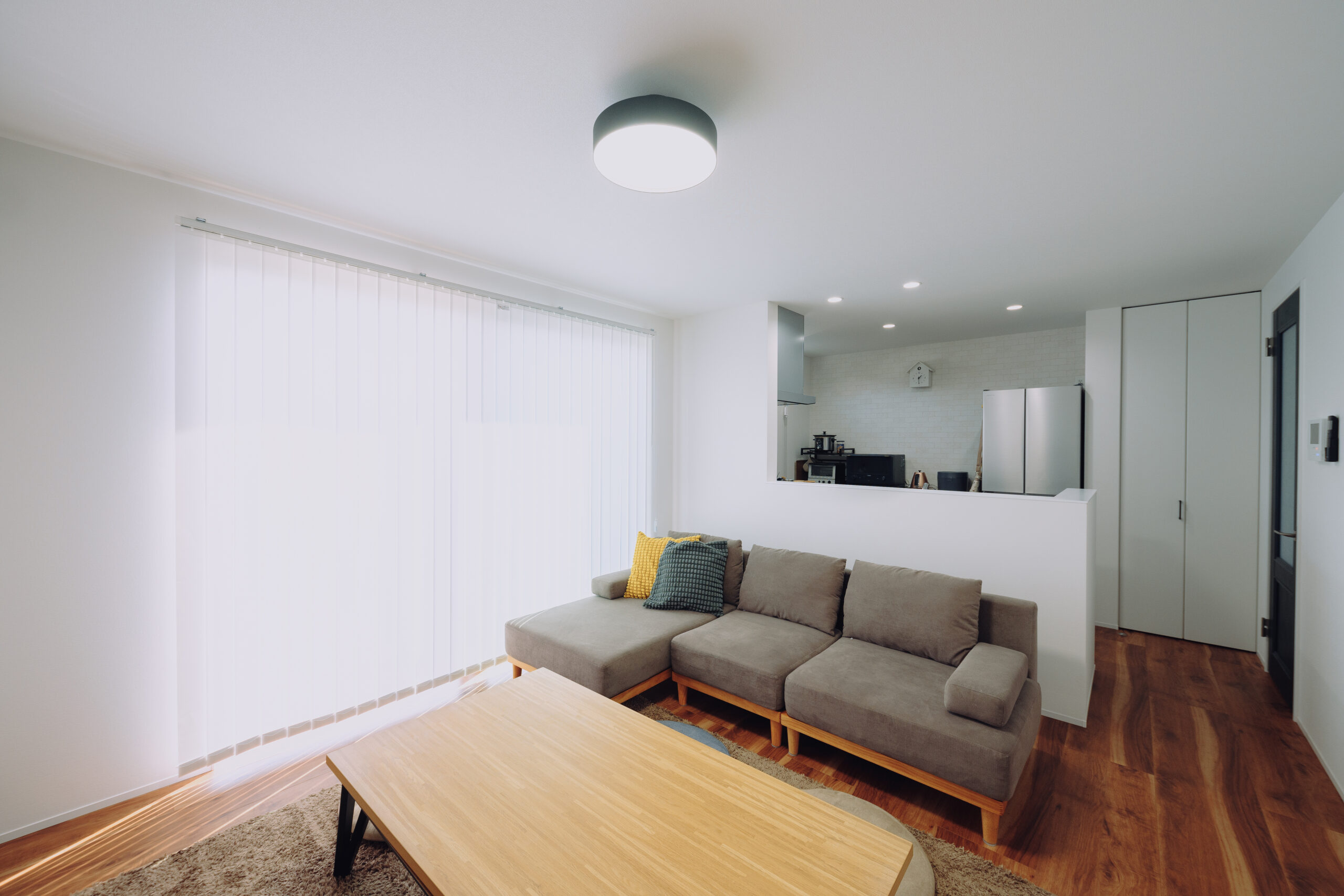 ホテルライクな玄関 ネイビーブラックで魅せるこだわりが詰まったお家