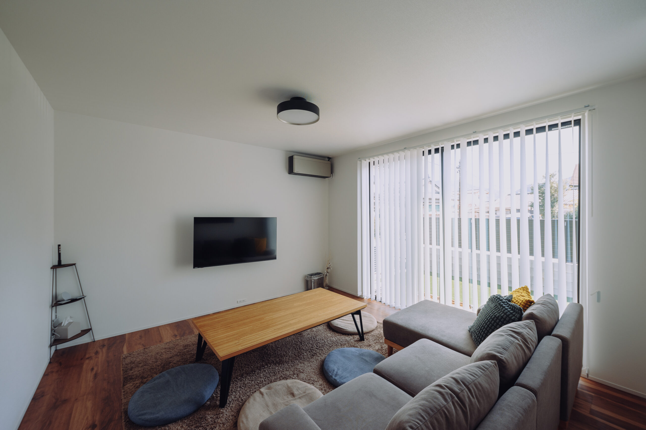 ホテルライクな玄関 ネイビーブラックで魅せるこだわりが詰まったお家