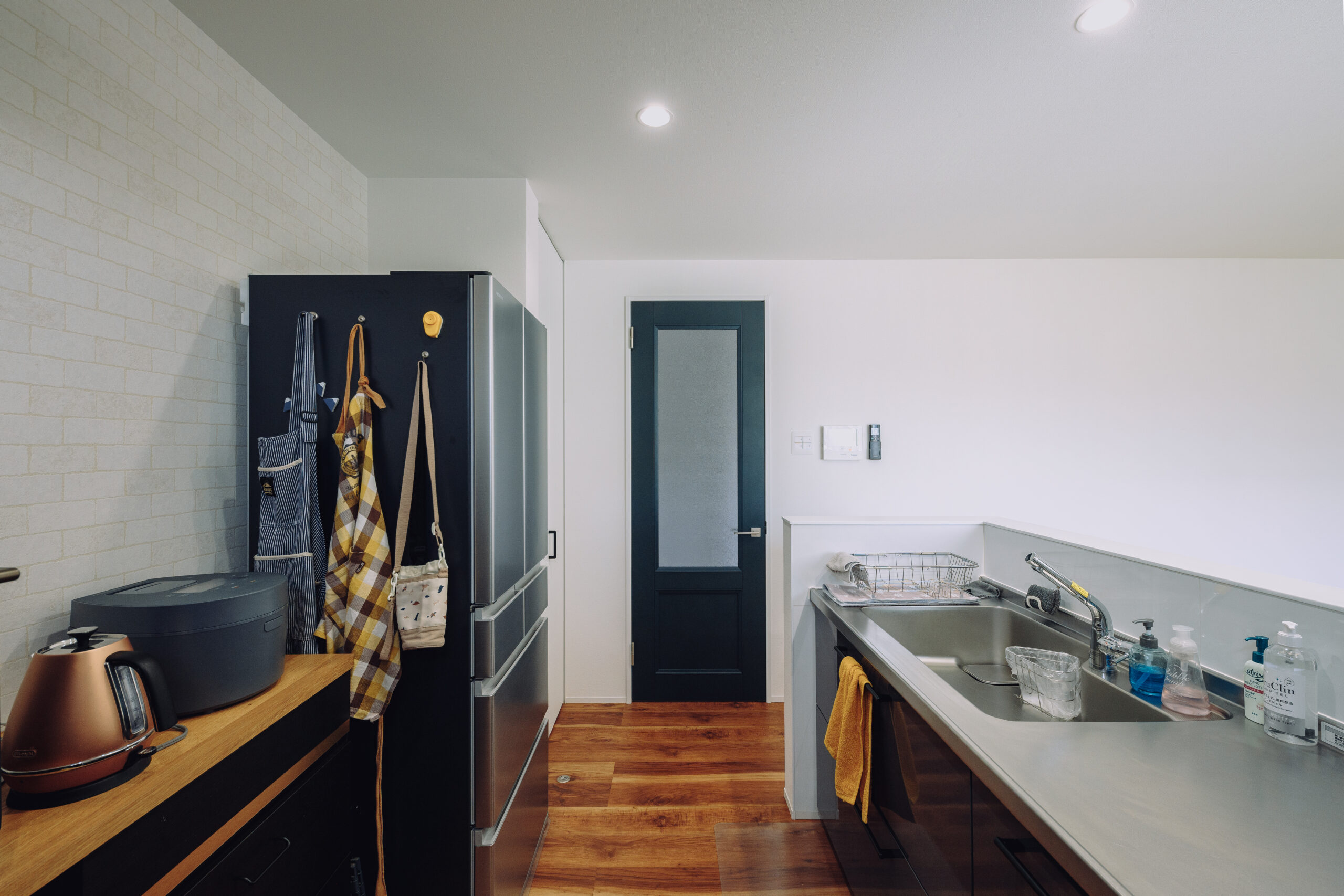 ホテルライクな玄関 ネイビーブラックで魅せるこだわりが詰まったお家