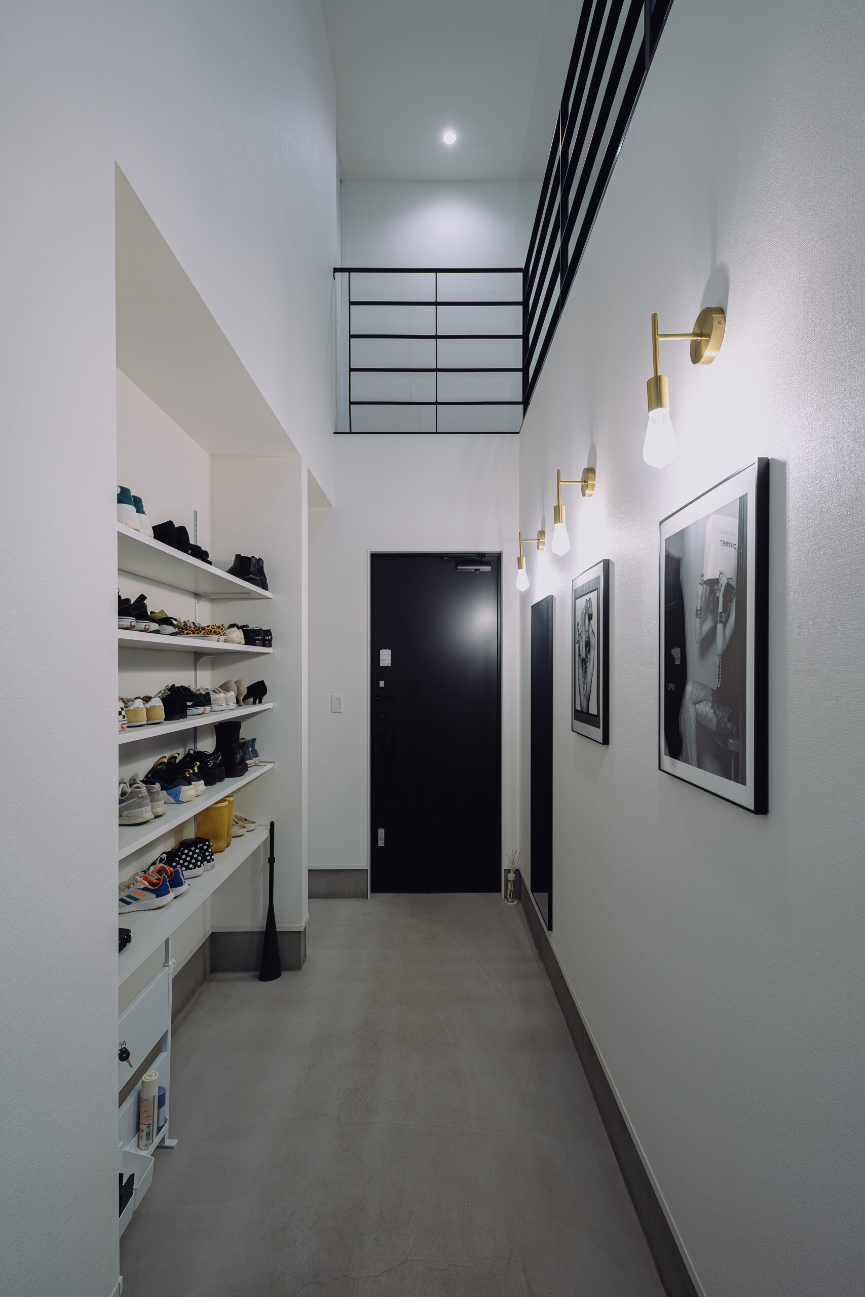 ホテルライクな玄関 ネイビーブラックで魅せるこだわりが詰まったお家