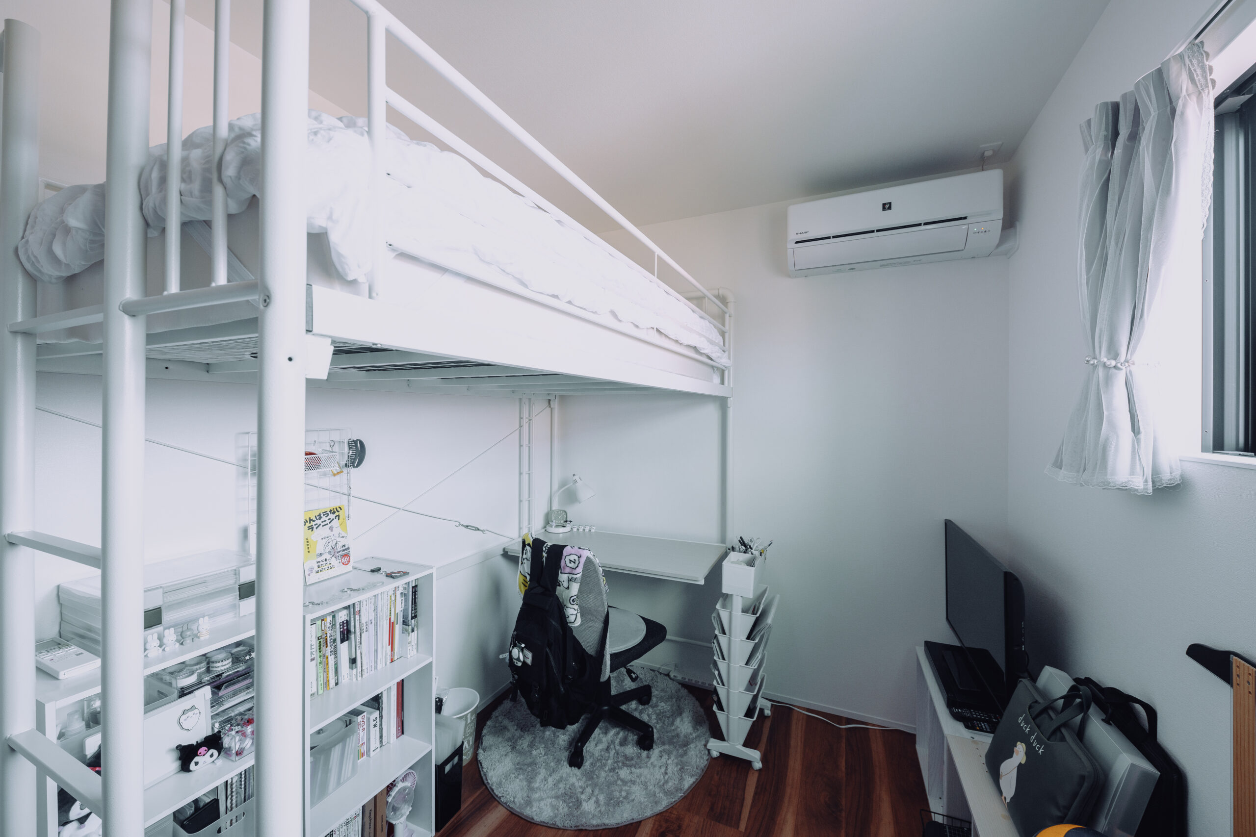 ホテルライクな玄関 ネイビーブラックで魅せるこだわりが詰まったお家