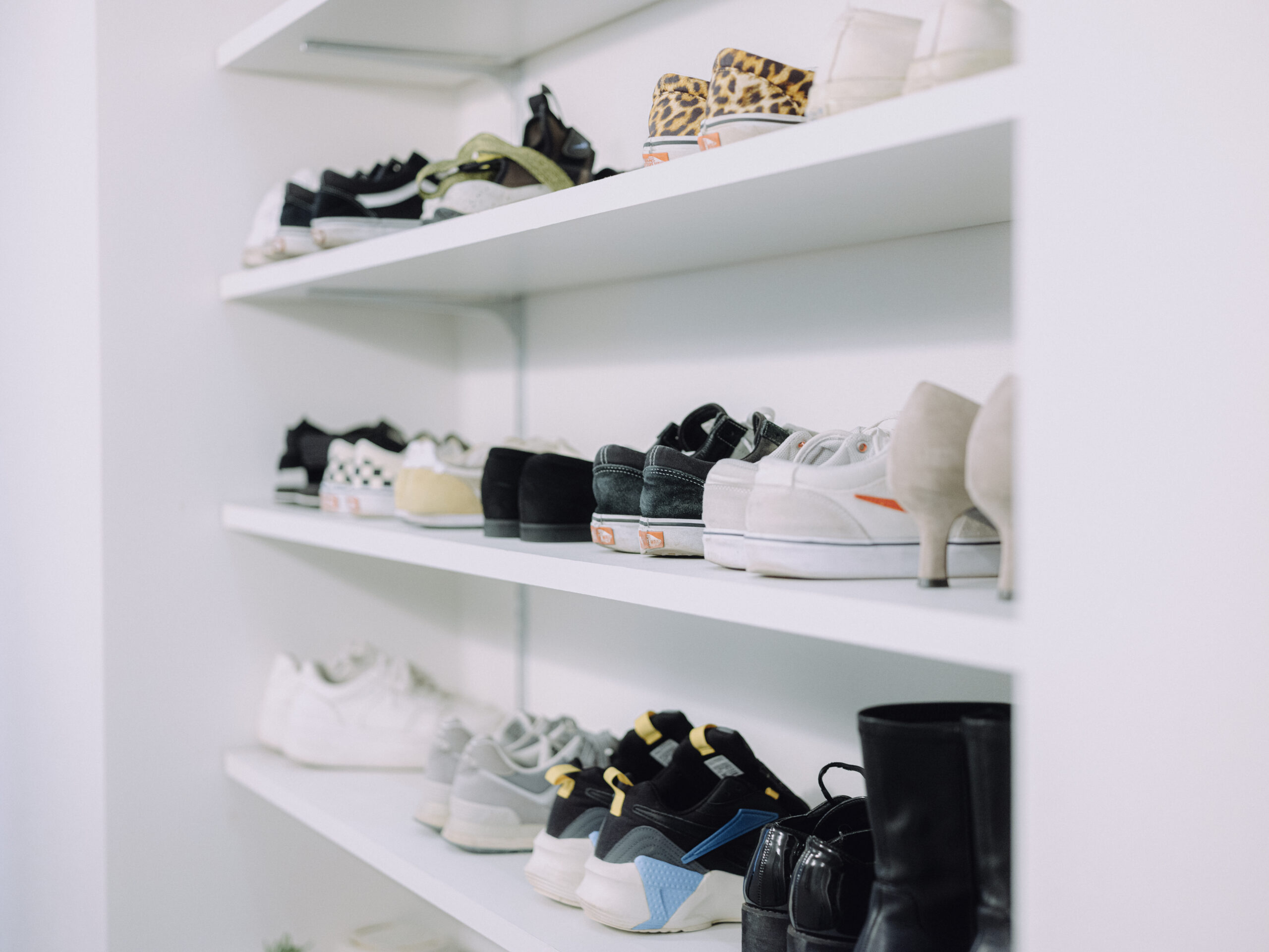 ホテルライクな玄関 ネイビーブラックで魅せるこだわりが詰まったお家