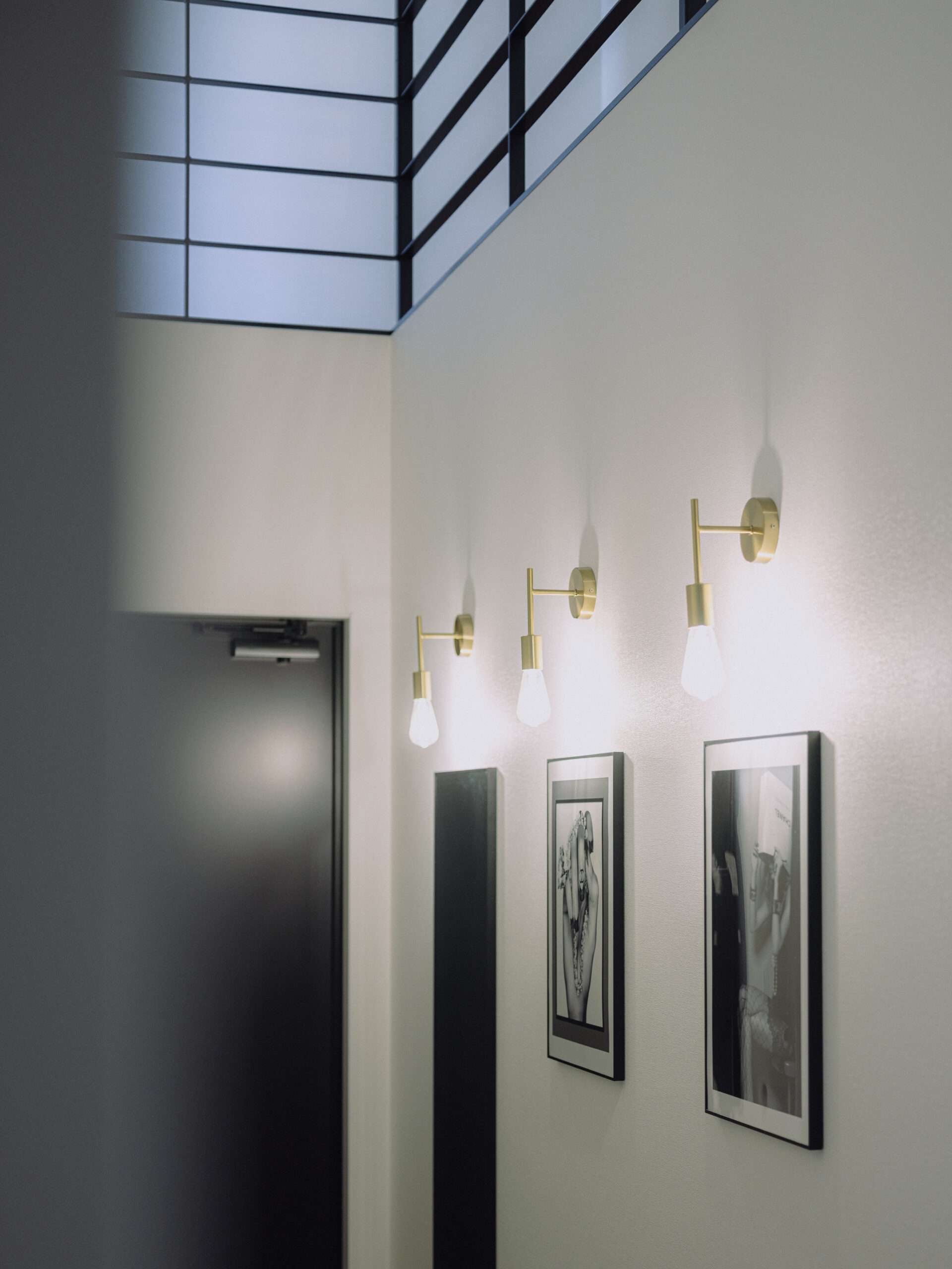 ホテルライクな玄関 ネイビーブラックで魅せるこだわりが詰まったお家