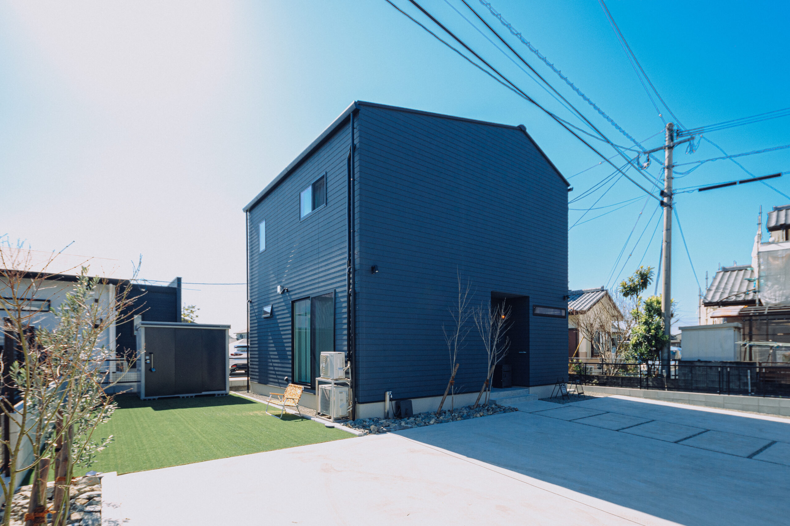 ホテルライクな玄関 ネイビーブラックで魅せるこだわりが詰まったお家