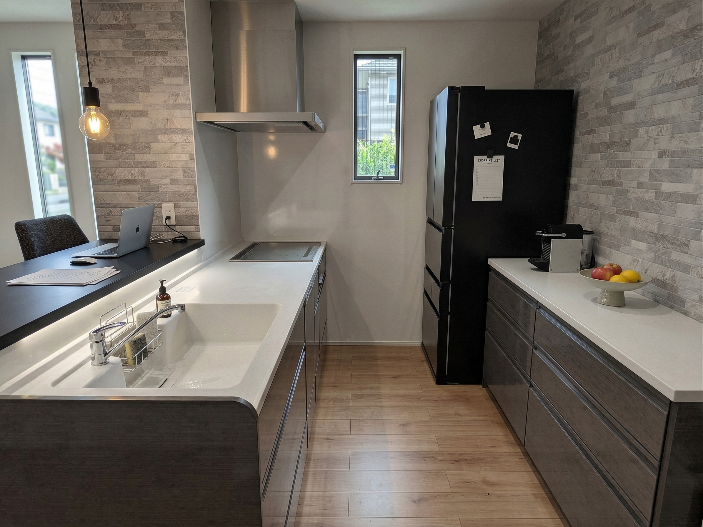 沖縄の空に溶け込む黒の邸宅モノトーンでこだわる贅沢な平屋