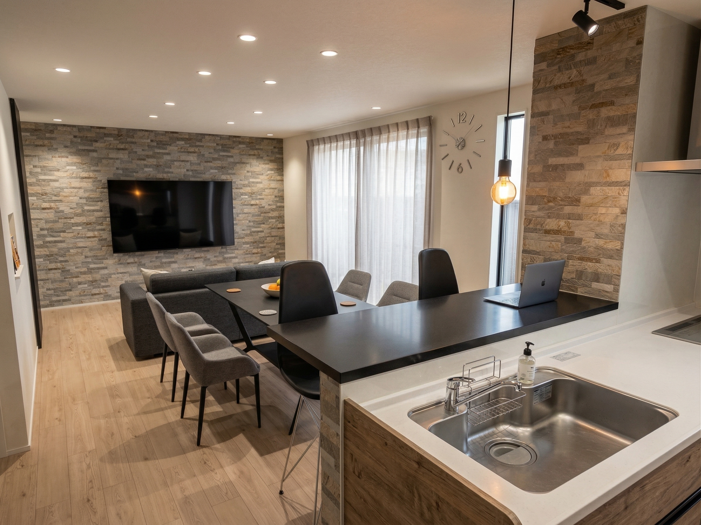 沖縄の空に溶け込む黒の邸宅モノトーンでこだわる贅沢な平屋