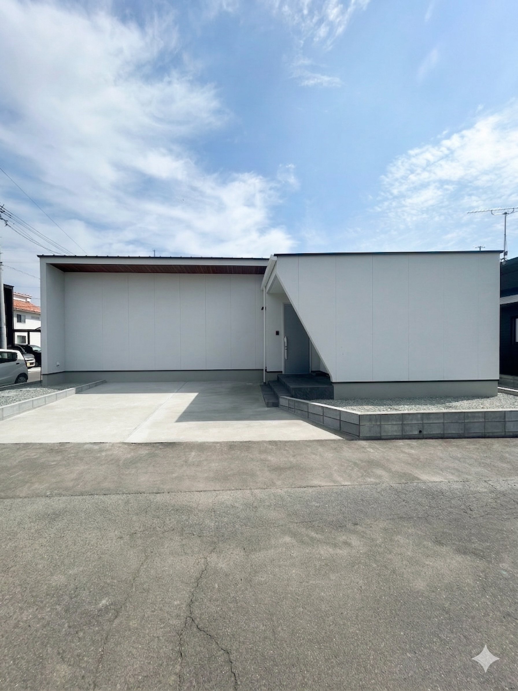 「天然木」を感じる平屋デザイン住宅