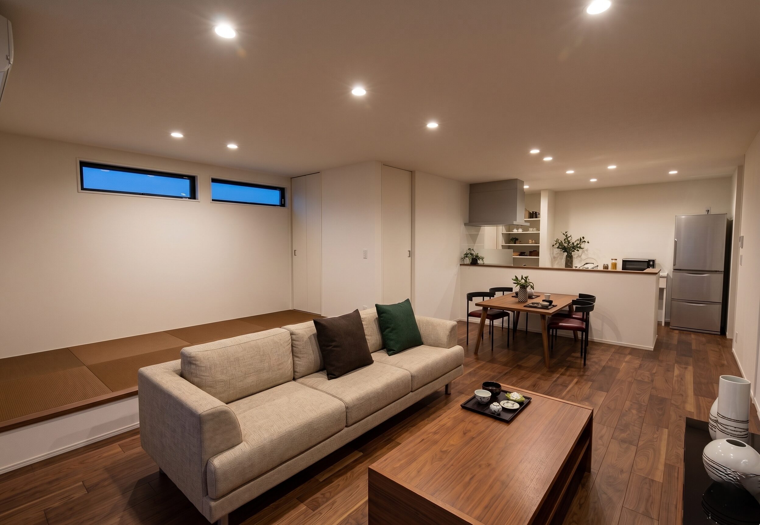 【佐賀初】「魅せる白」か、「極める黒」か。真逆の個性を一度に体感する平屋2棟同時ツアー