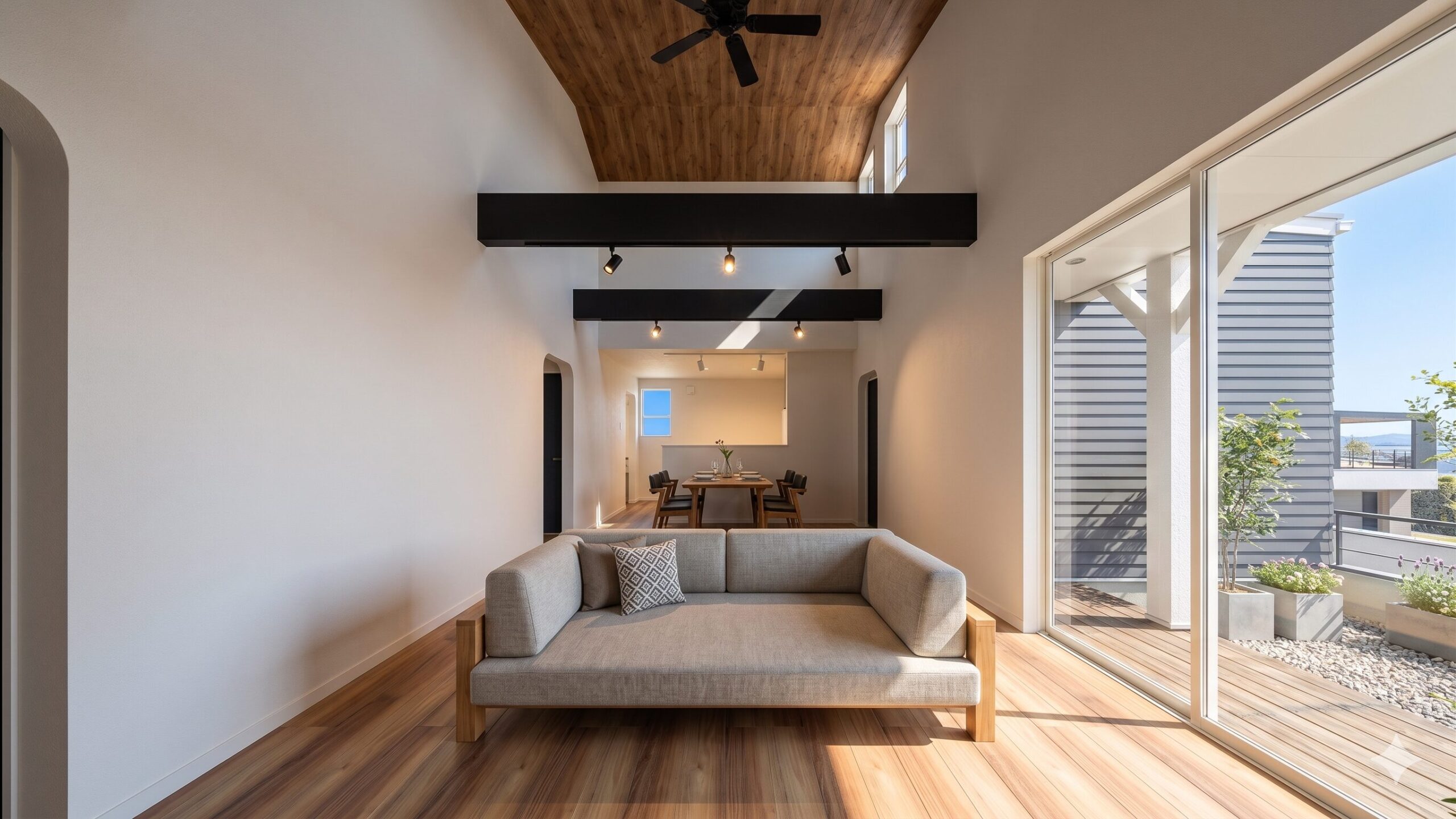 空とつながる、深い軒下の特等席。 「カバードポーチで暮らす」カリフォルニア・スタイルの家