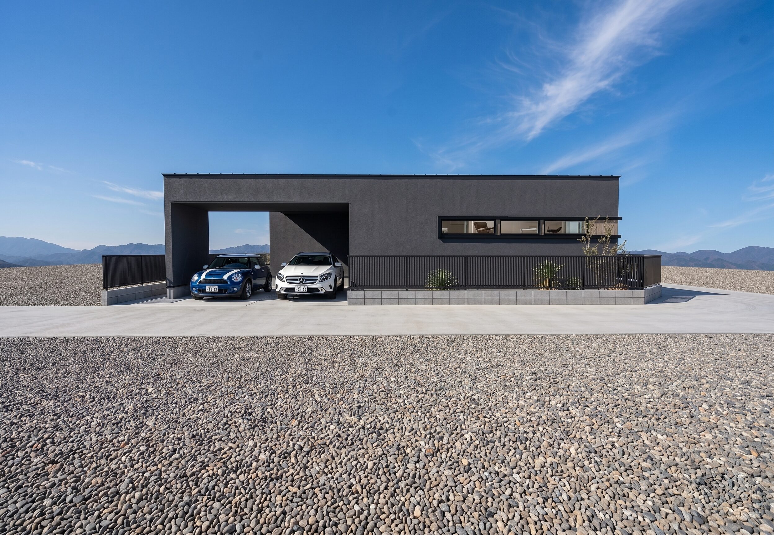 【佐賀初】「魅せる白」か、「極める黒」か。真逆の個性を一度に体感する平屋2棟同時ツアー