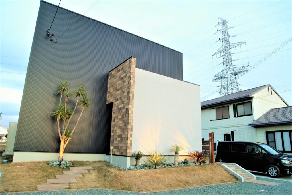 ガルバリウム鋼板と白塗り壁で造りあげた理想のお家