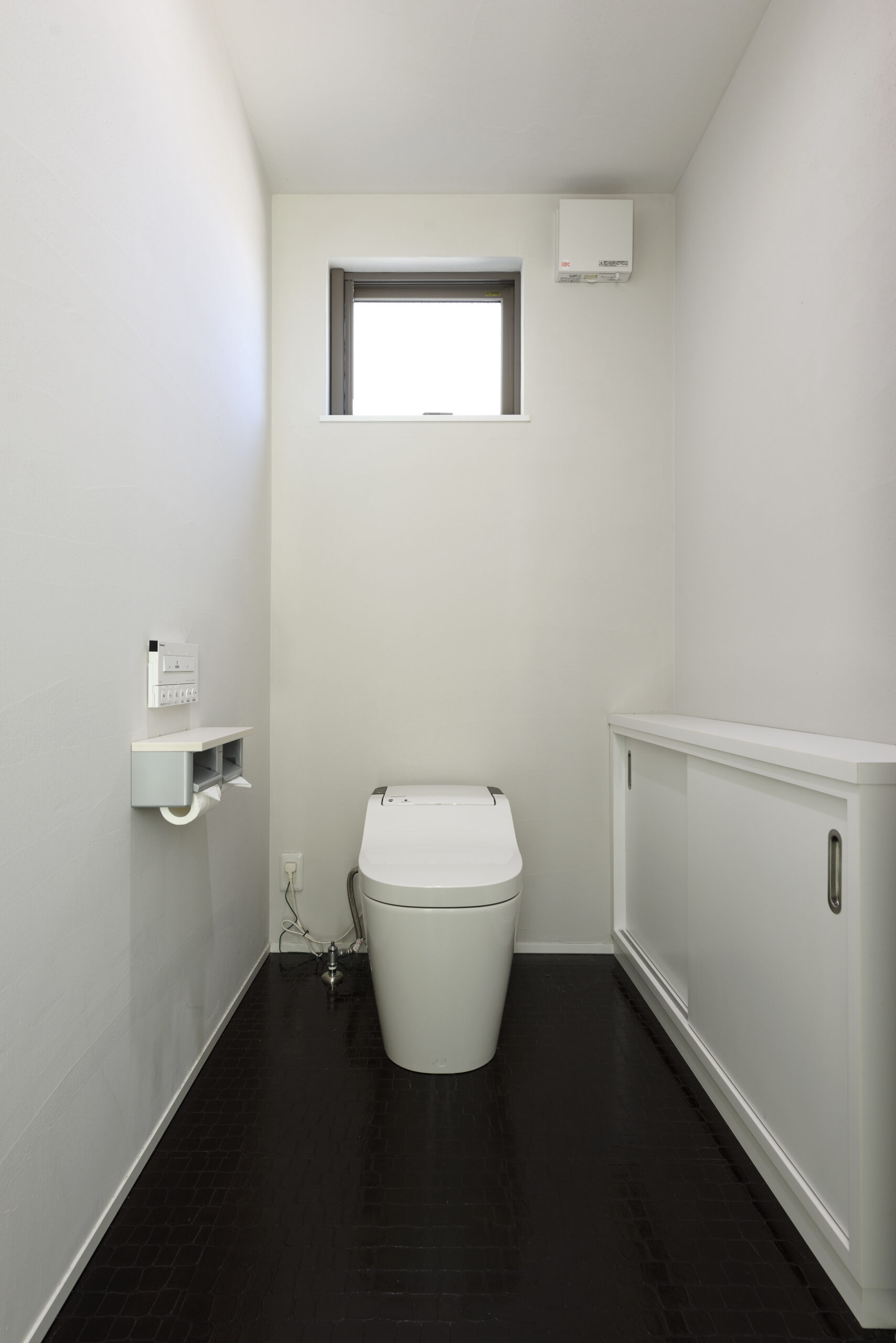 白と黒でまとまった上品なお家