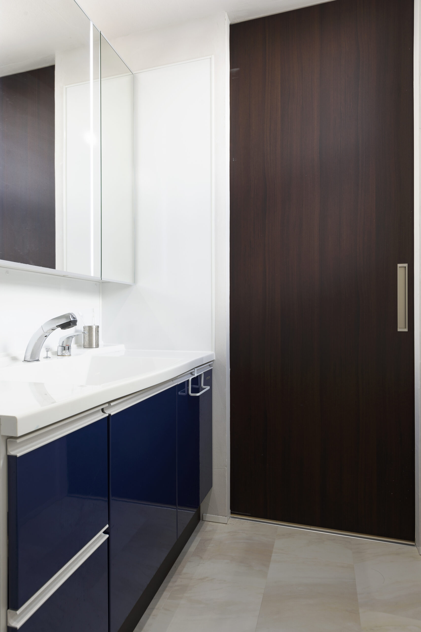 白と黒でまとまった上品なお家