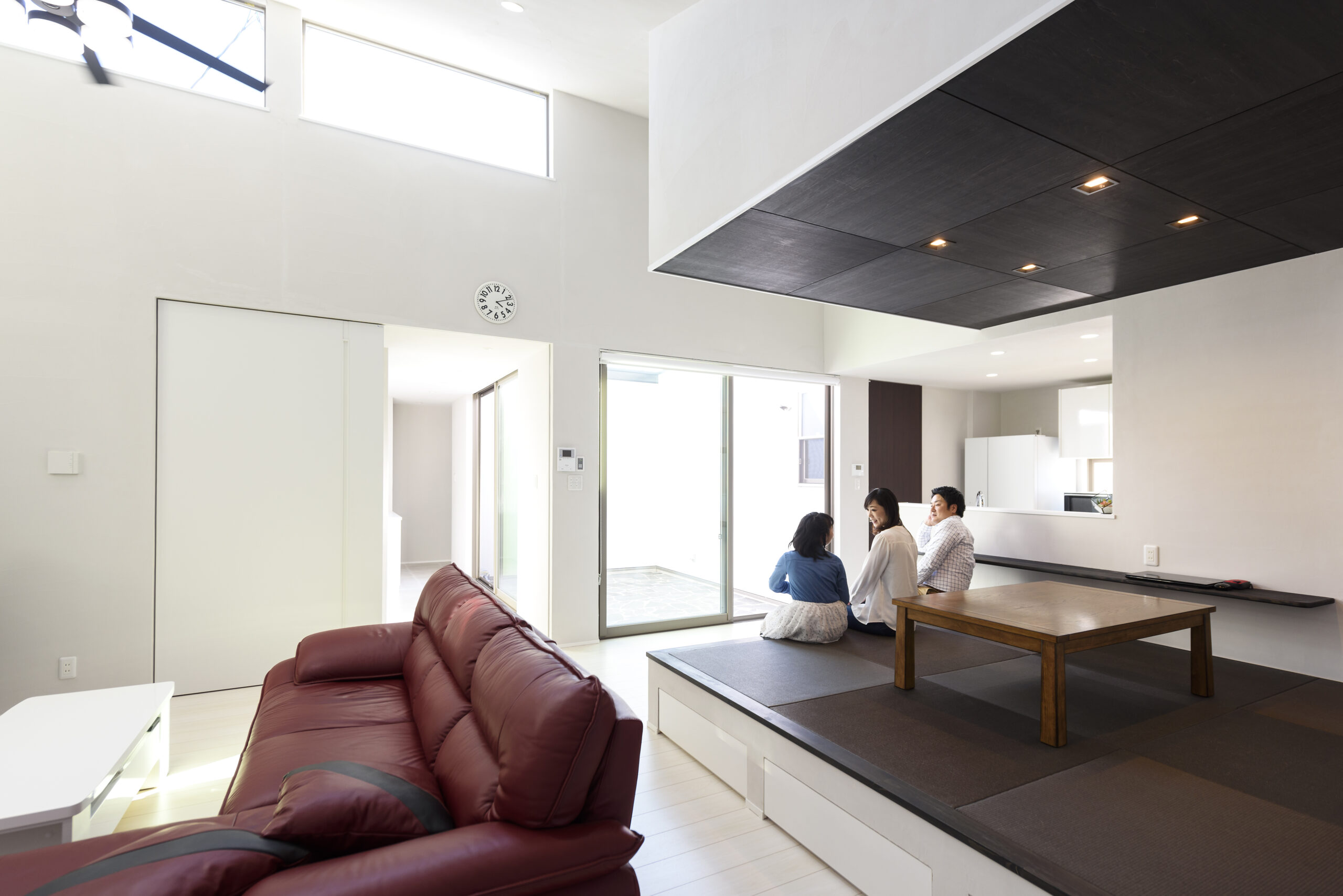 白と黒でまとまった上品なお家