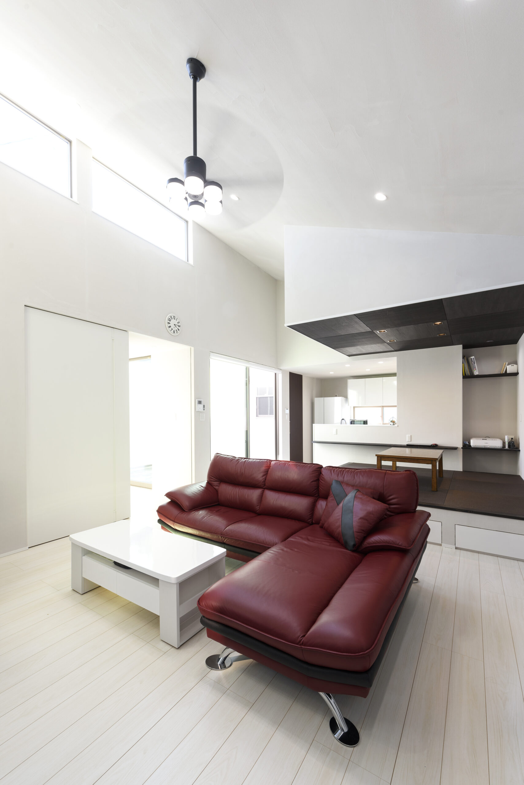 白と黒でまとまった上品なお家