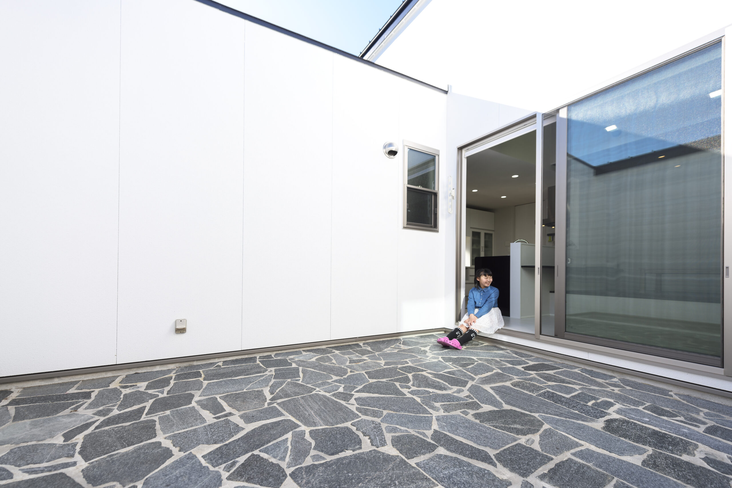 白と黒でまとまった上品なお家