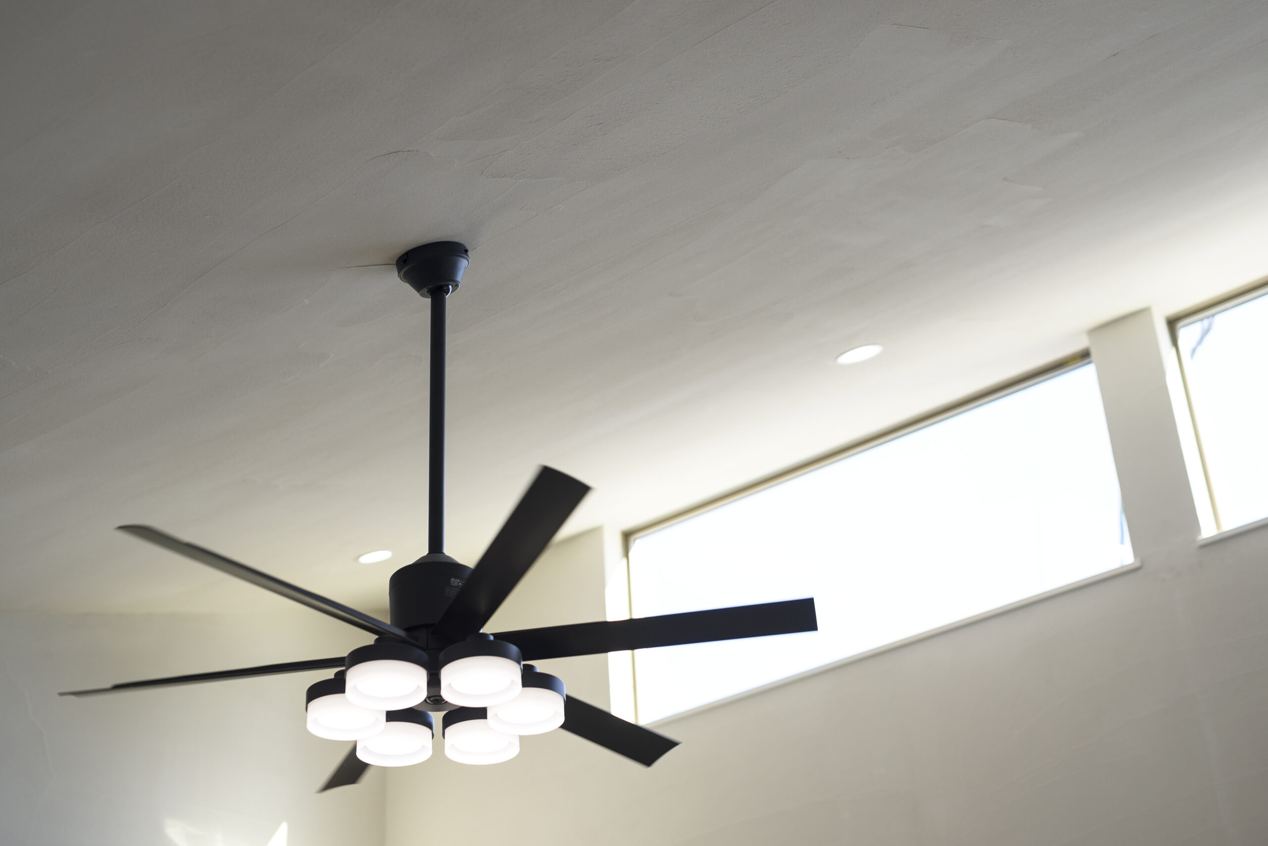 白と黒でまとまった上品なお家