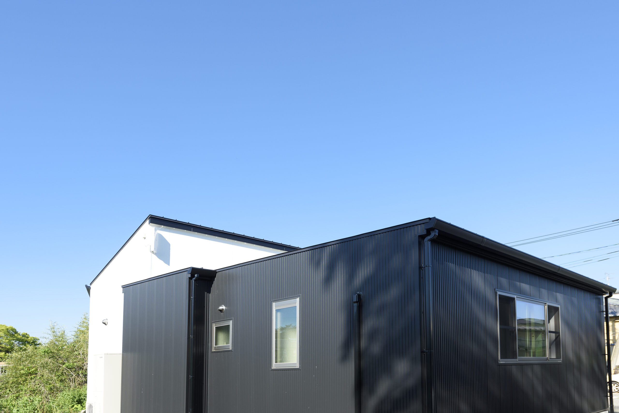 白と黒でまとまった上品なお家