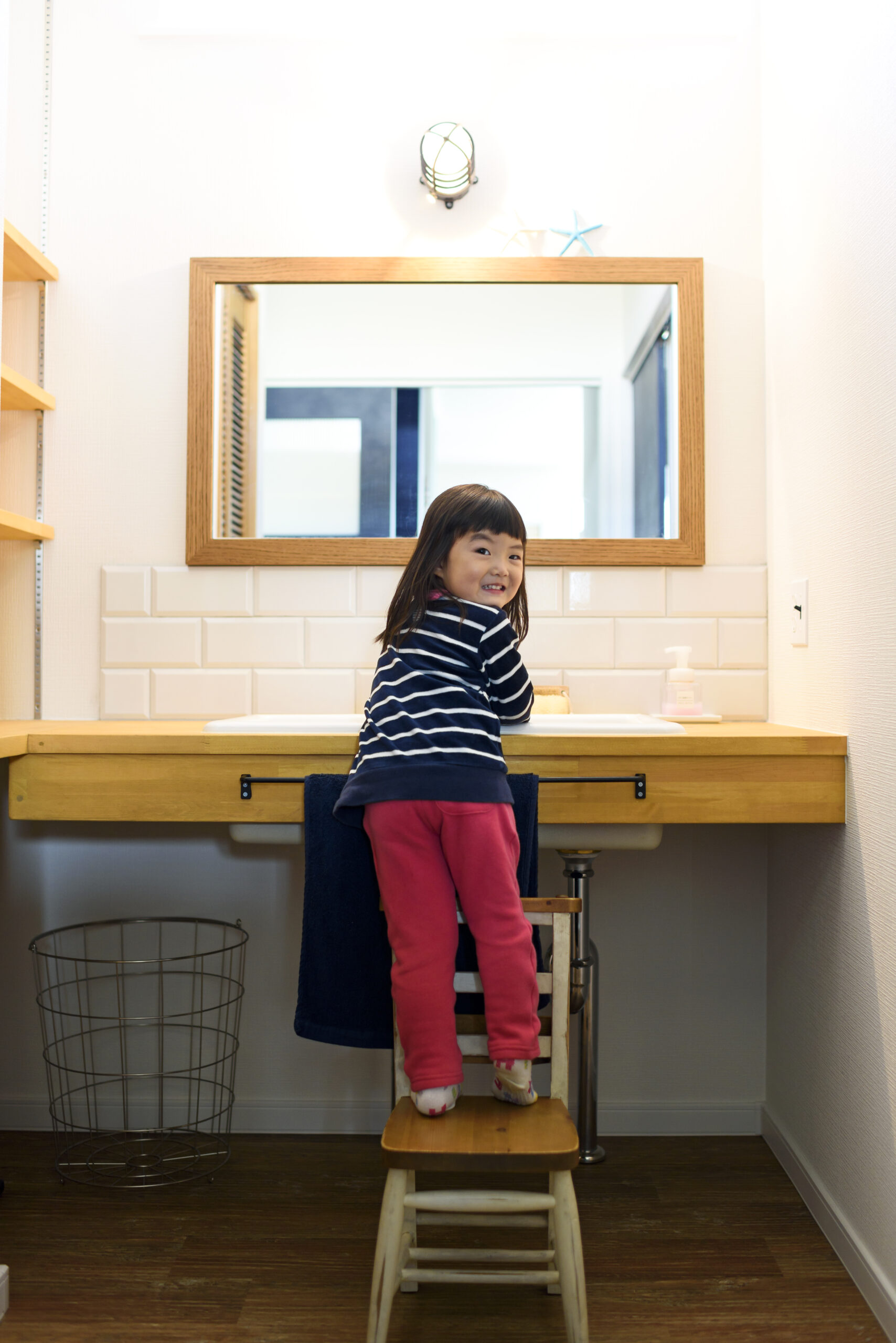 カフェさながらの雰囲気。家族の一体感を感じるガルバリウムの家