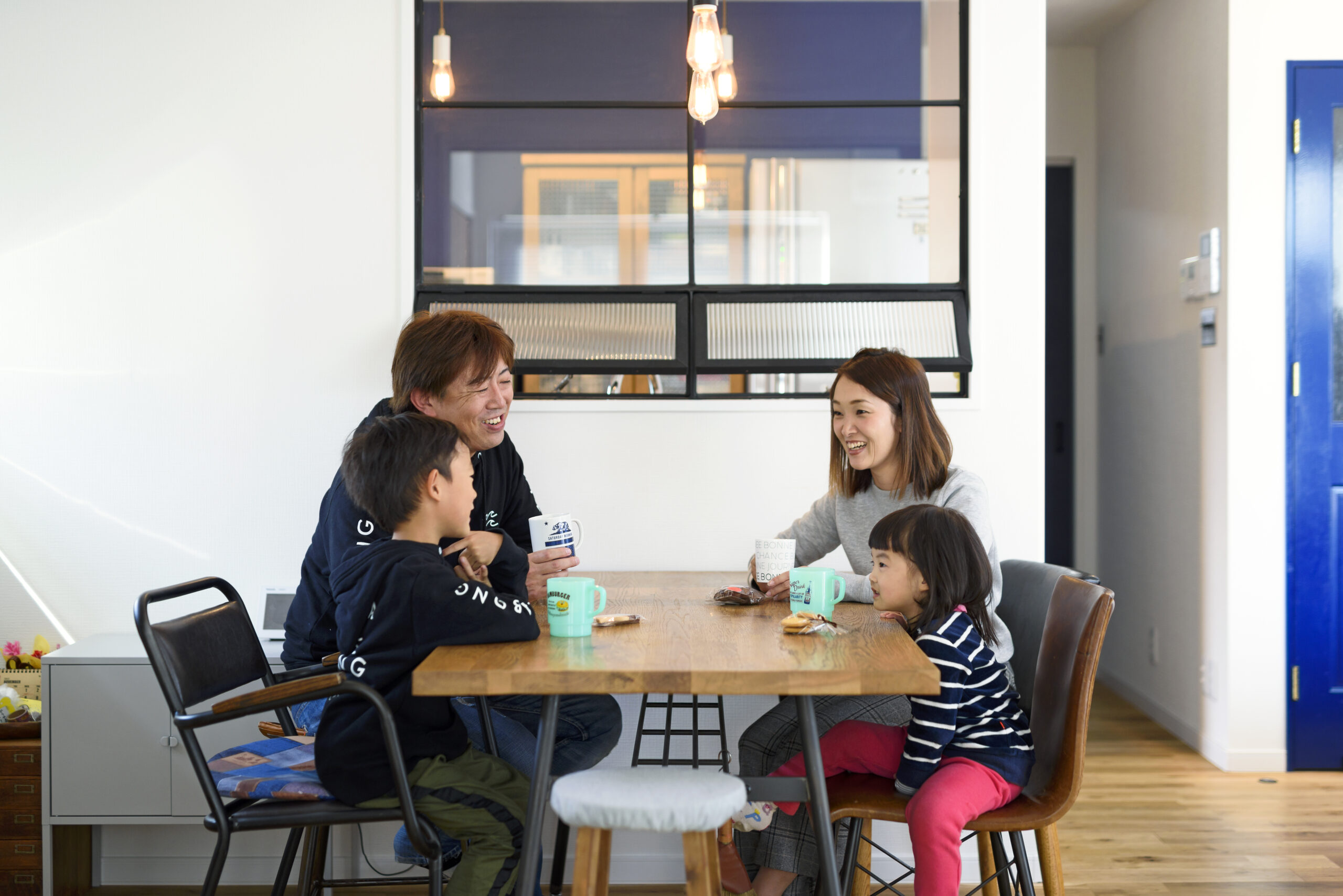 カフェさながらの雰囲気。家族の一体感を感じるガルバリウムの家