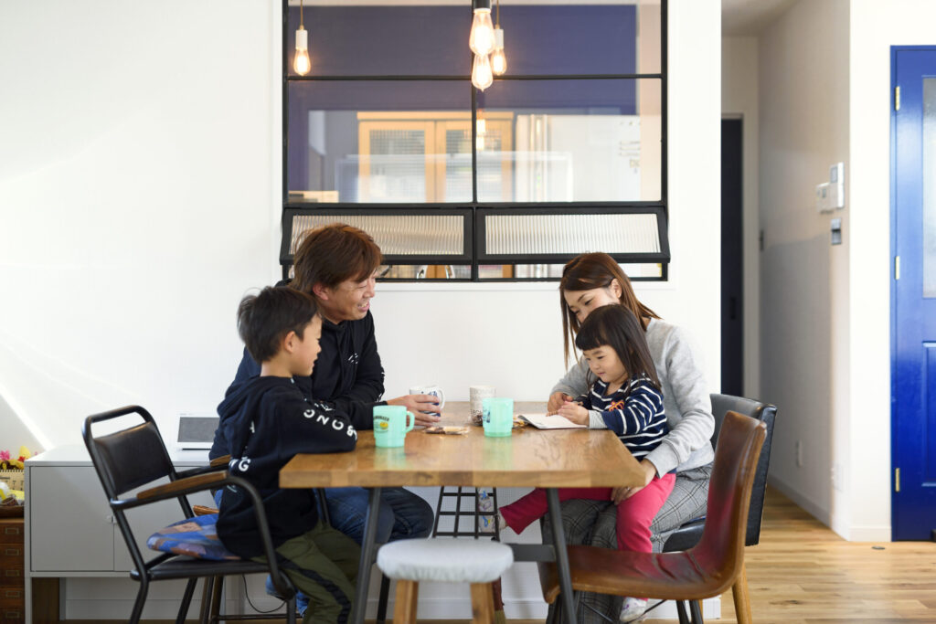 カフェさながらの雰囲気。家族の一体感を感じるガルバリウムの家